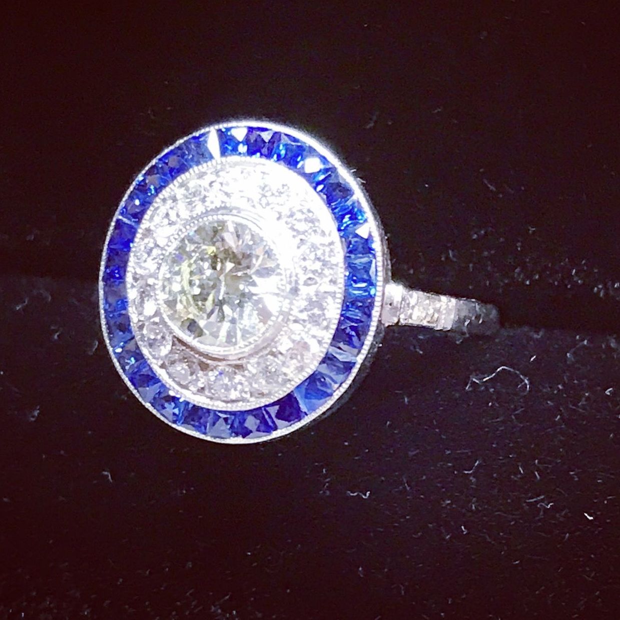 anillo artdeco de platino y diamante talla brillante antigua de 0,80 quilates y doble orla de diamantes y zafiros anillo artdeco de platino y diamante talla brillante antigua de 0,80 quilates y doble orla de diamantes y zafiros