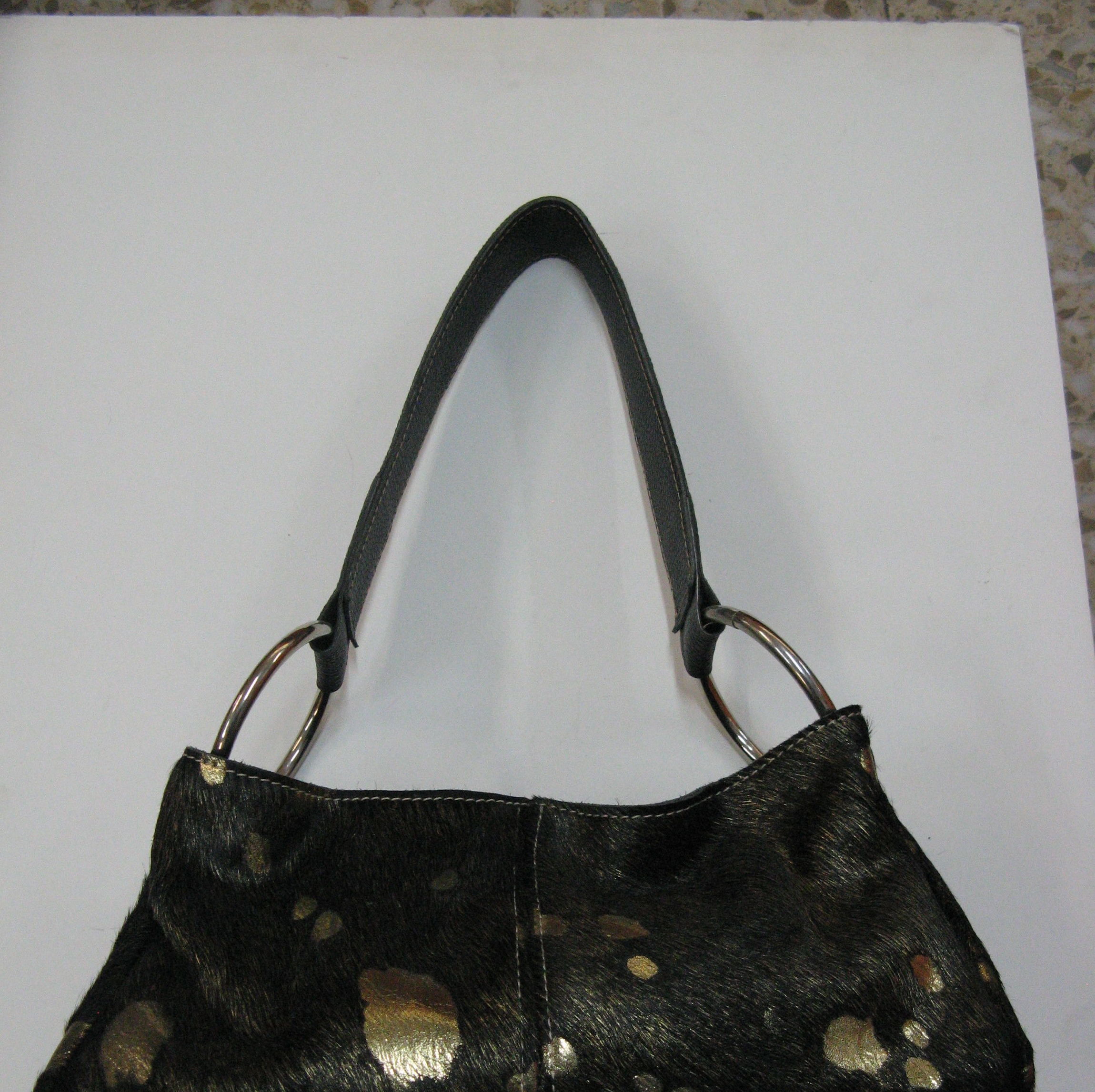 Bolso de piel con pelo fabricado en Ubrique