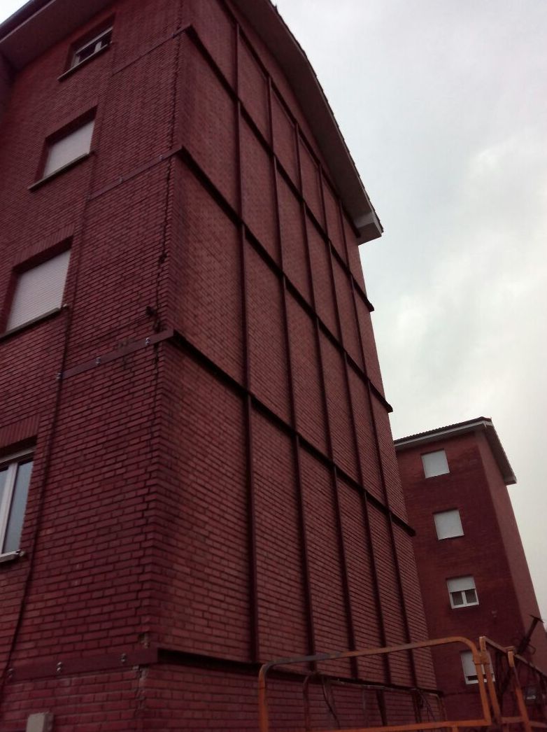 Apuntalamiento de fachada con estructura metálica