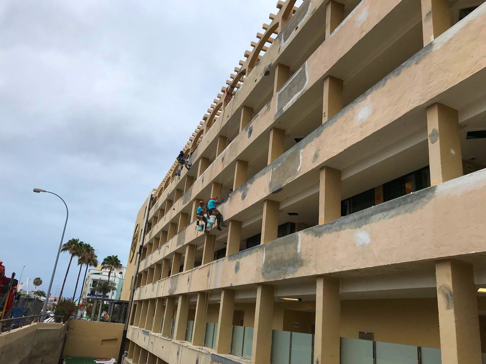 Rehabilitación y pintado de fachada.(Hotel El Dorado, Gran Canaria)