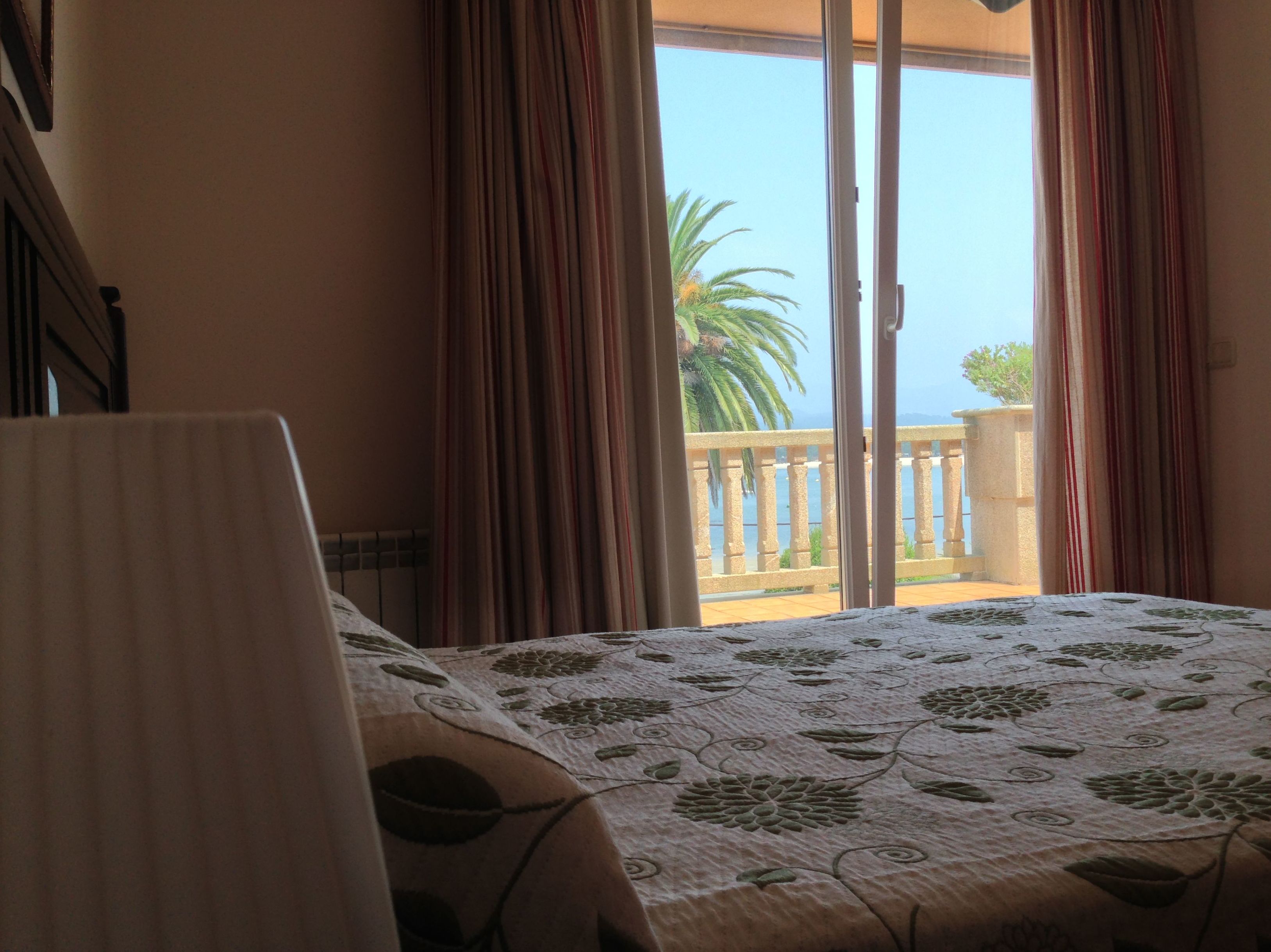 Dormitorio doble con salida a la terraza privada y con vistas al mar