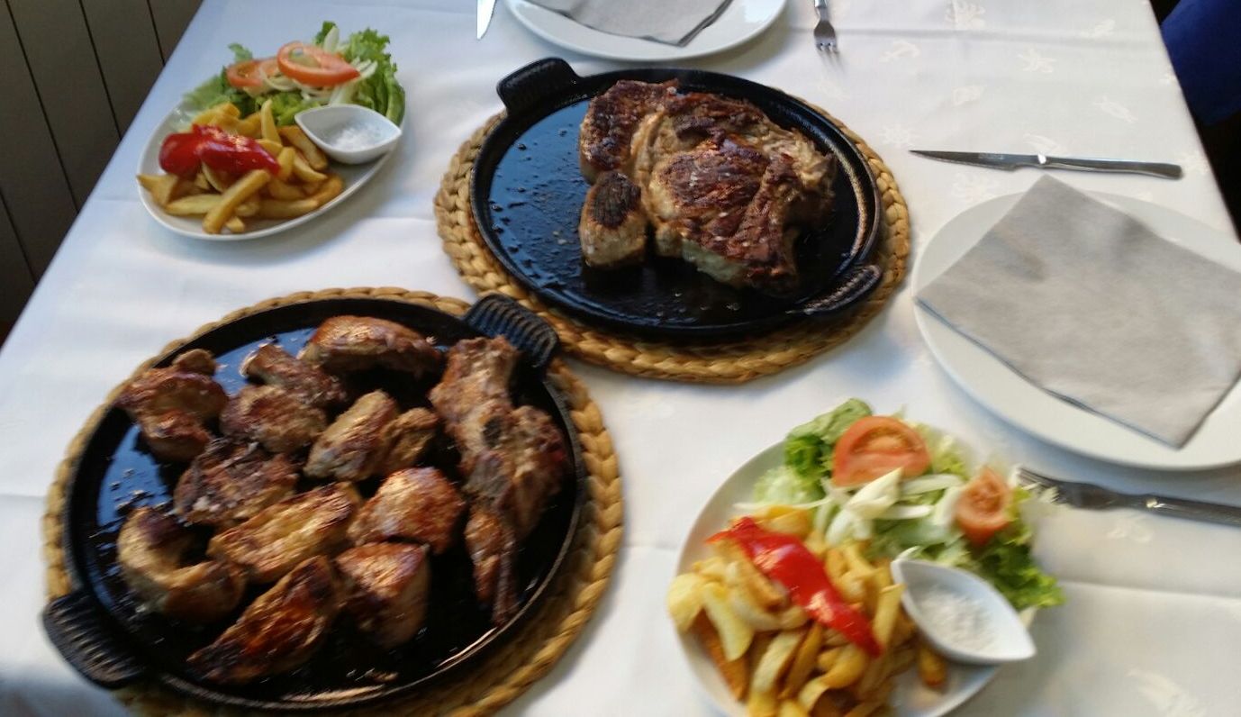 Plato de chuletón con su guarnición Plato de chuletón con su guarnición