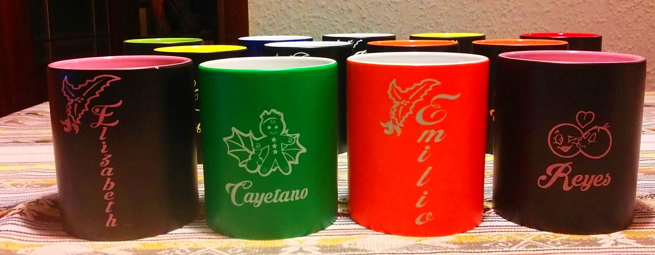 TAZAS DE COLORES CON DISEÑOS PERSONALIZADOS TAZAS DE COLORES CON DISEÑOS PERSONALIZADOS