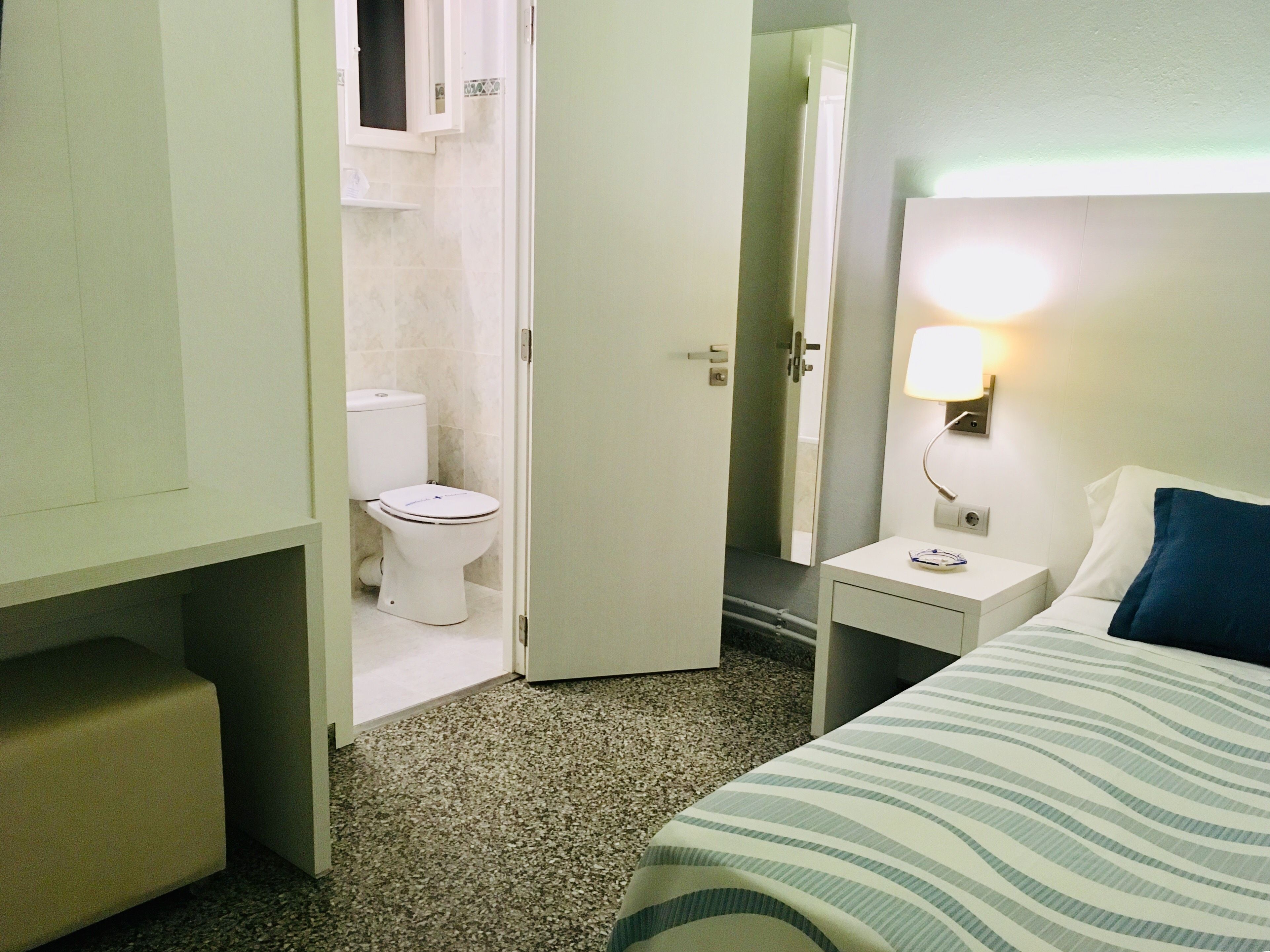 Habitaciones individuales: Servicios de Hostal Pitiusa Habitaciones individuales: Servicios de Hostal Pitiusa