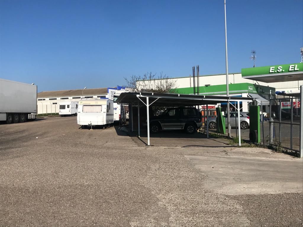 Zona de aparcamiento: Servicios de Estación De Servicio El Rocío Zona de aparcamiento: Servicios de Estación De Servicio El Rocío