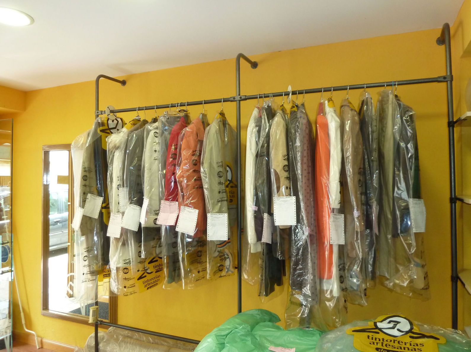 Chaquetones y abrigos: Servicios de Seco y Agua Tintorería y Lavandería Chaquetones y abrigos: Servicios de Seco y Agua Tintorería y Lavandería