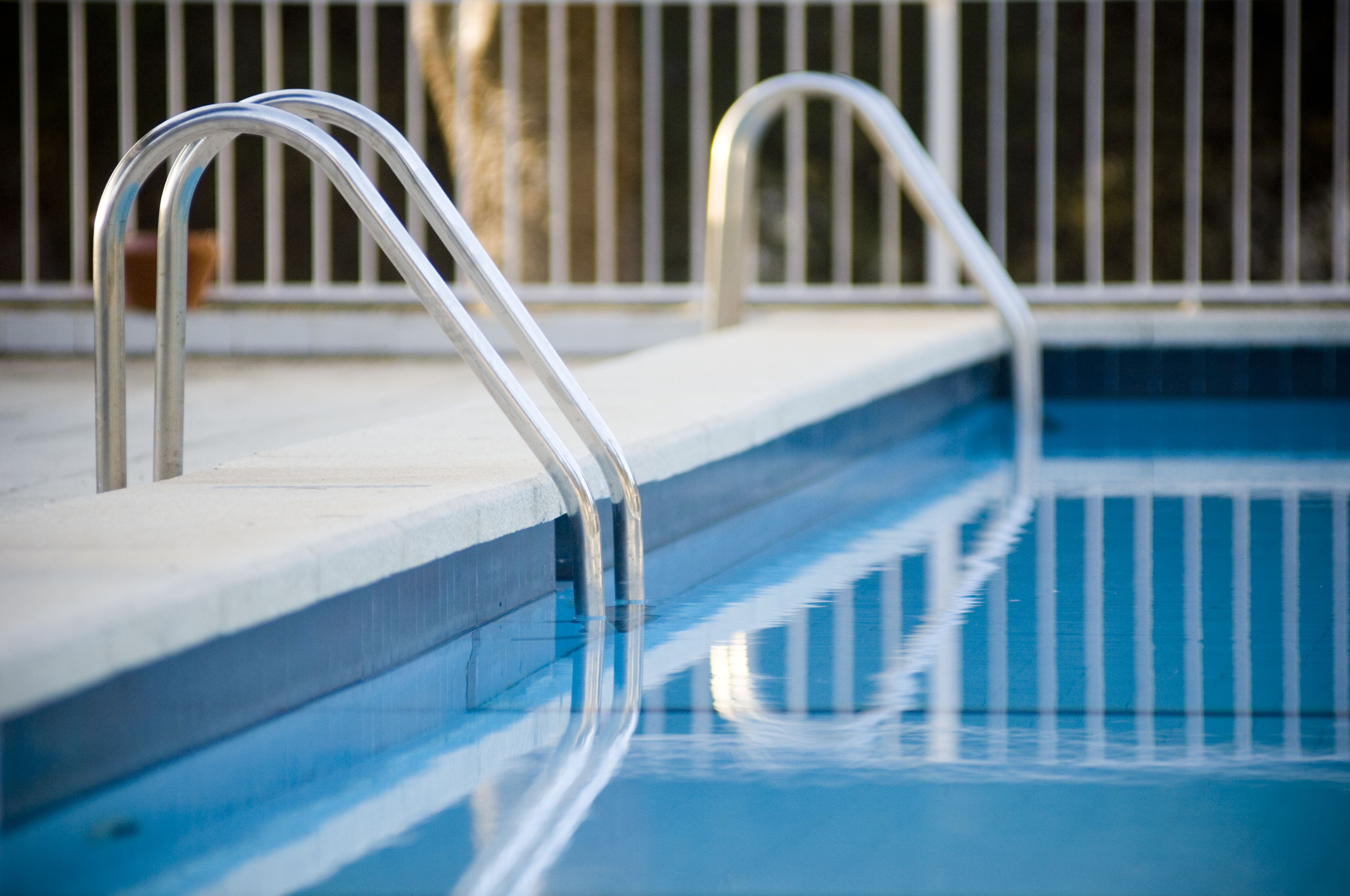 Accesos a piscinas: Servicios de Piscinas Blázquez Accesos a piscinas: Servicios de Piscinas Blázquez