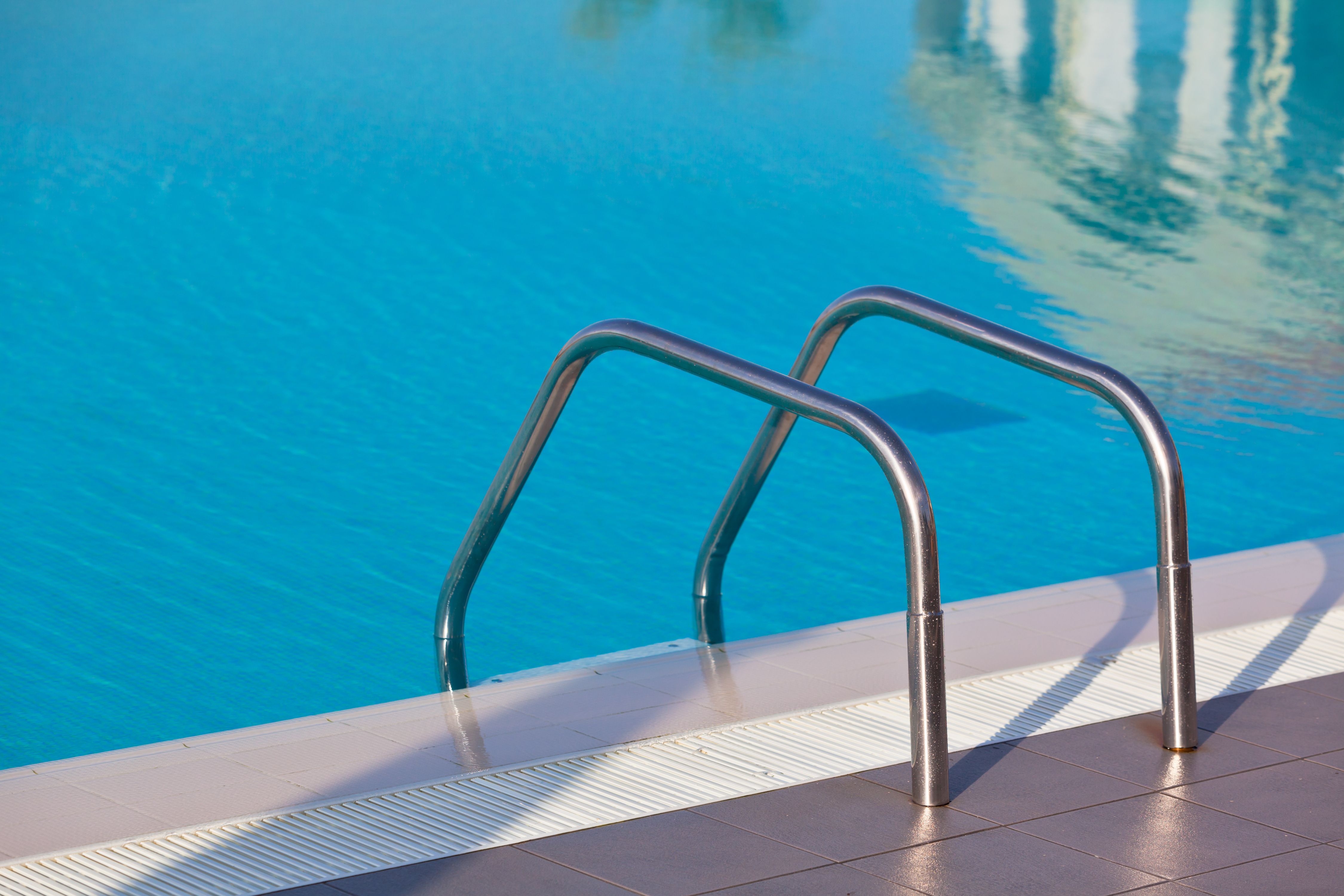 Accesos a piscinas: Servicios de Piscinas Blázquez Accesos a piscinas: Servicios de Piscinas Blázquez