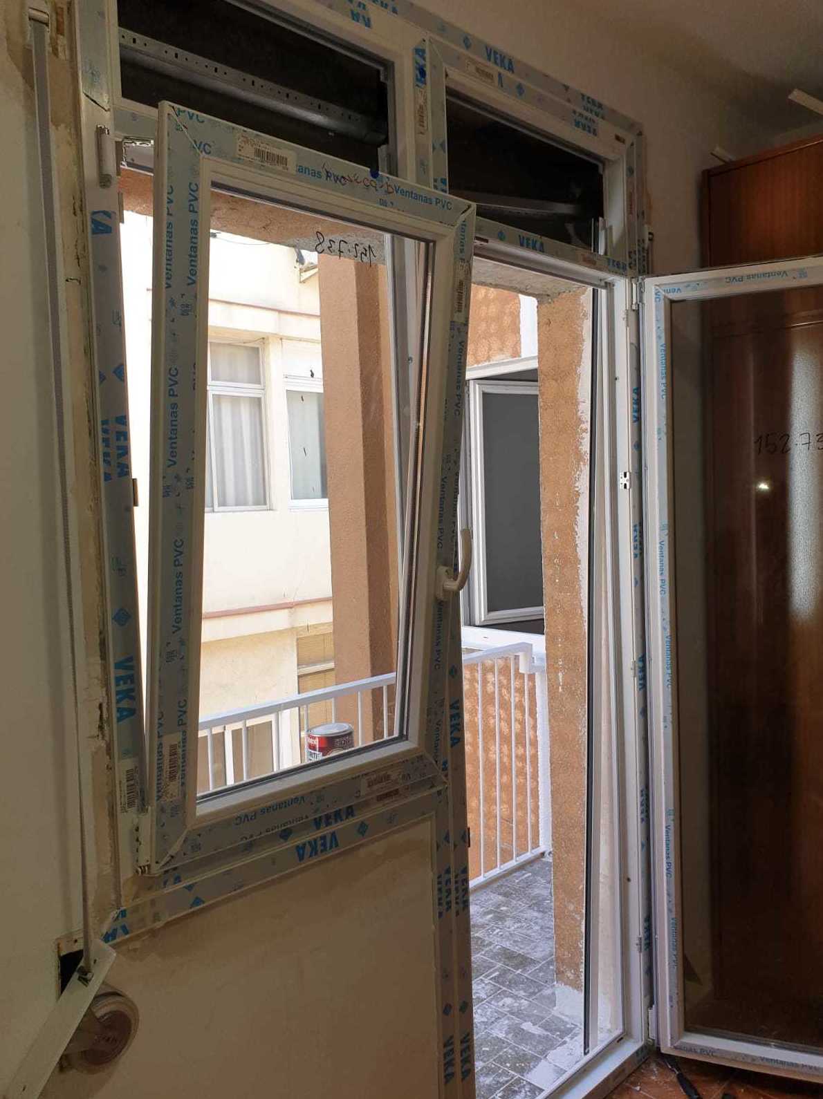 Ventana tipo bandera, oscilobatiente con persiana Ventana tipo bandera, oscilobatiente con persiana
