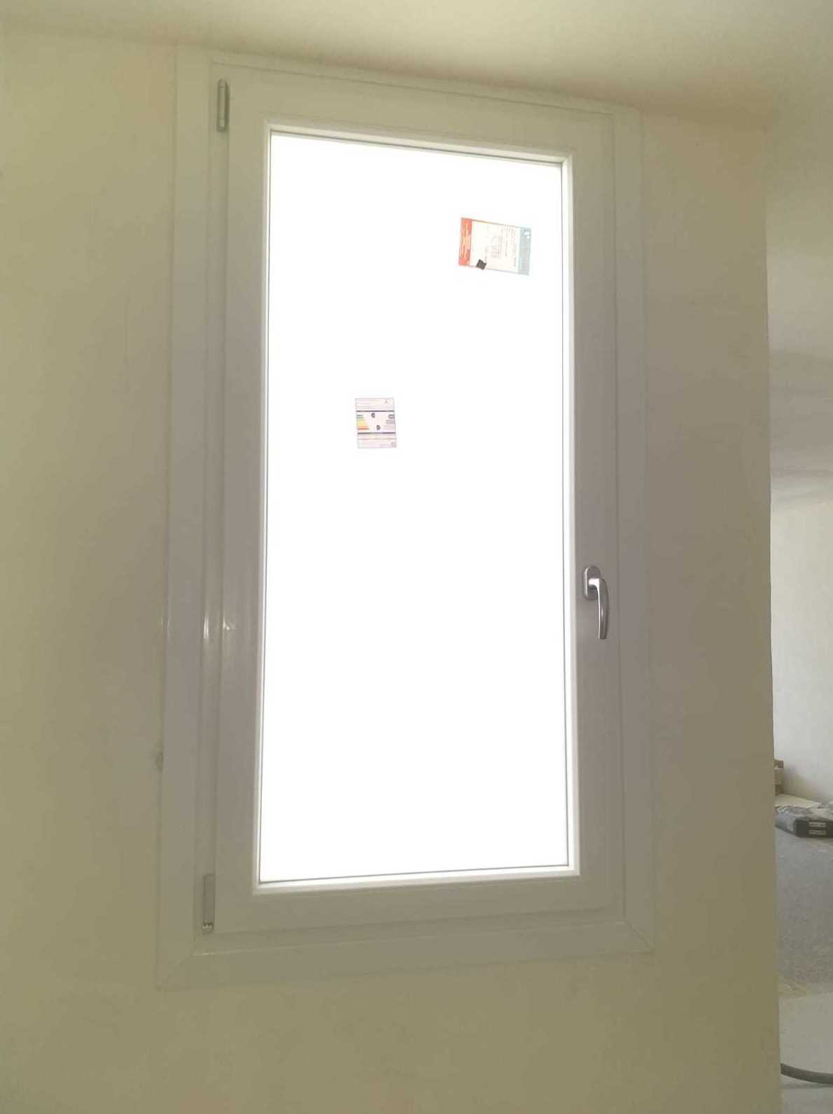 Ventana oscilobatiente color blanco con cristal mate y maneta de plata de una hoja Ventana oscilobatiente color blanco con cristal mate y maneta de plata de una hoja