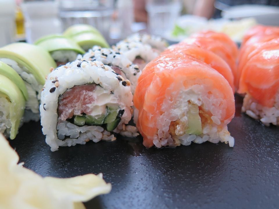 Salmón y aguacate: Carta de Sushi Time Buffet Libre Salmón y aguacate: Carta de Sushi Time Buffet Libre