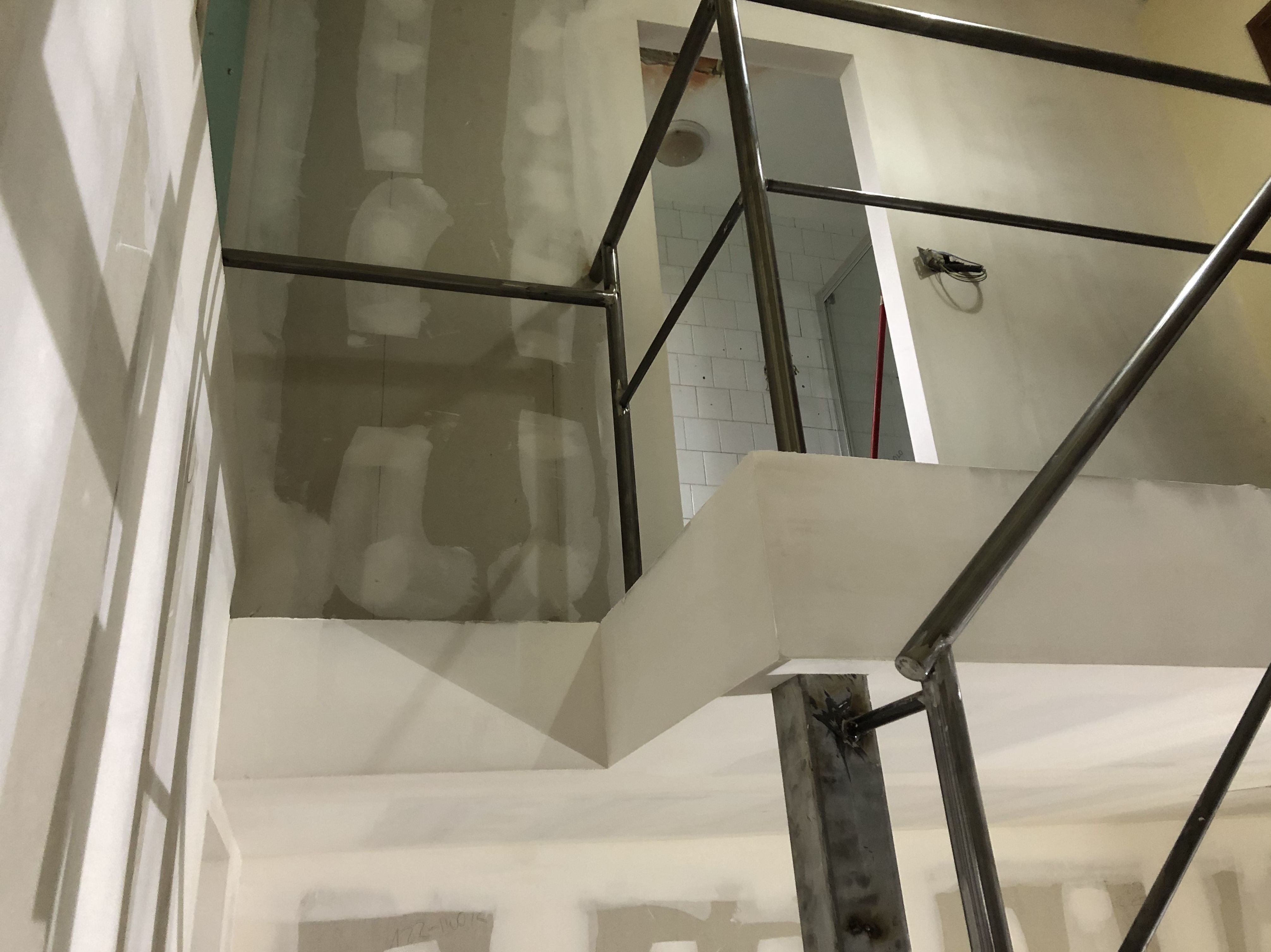 Tabique con una placa, estructura de 70mm modulada a 400mm con lana: Servicios de Bergen Modular Tabique con una placa, estructura de 70mm modulada a 400mm con lana: Servicios de Bergen Modular
