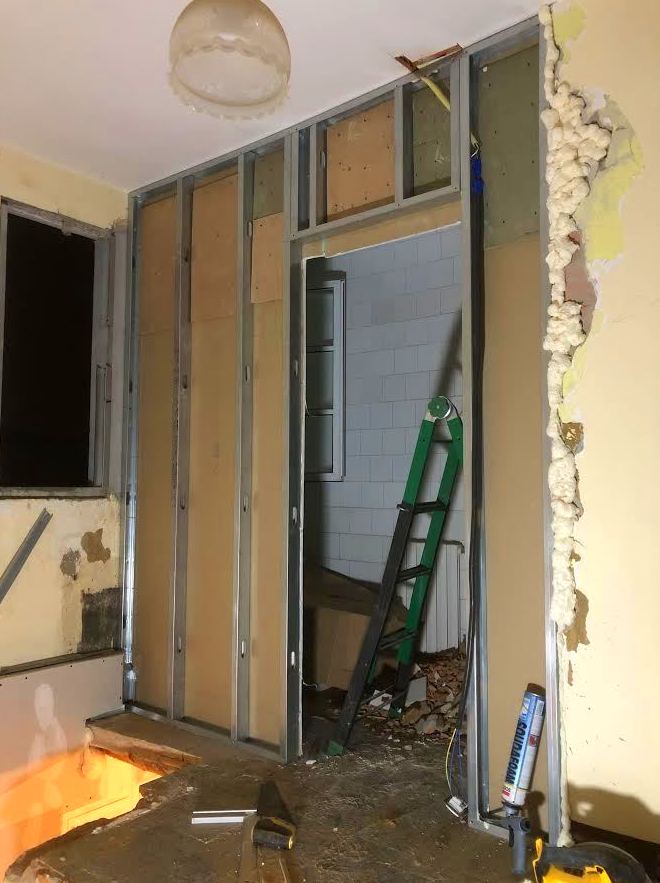 Tabique con una placa, estructura de 70mm modulada a 400mm con lana: Servicios de Bergen Modular Tabique con una placa, estructura de 70mm modulada a 400mm con lana: Servicios de Bergen Modular