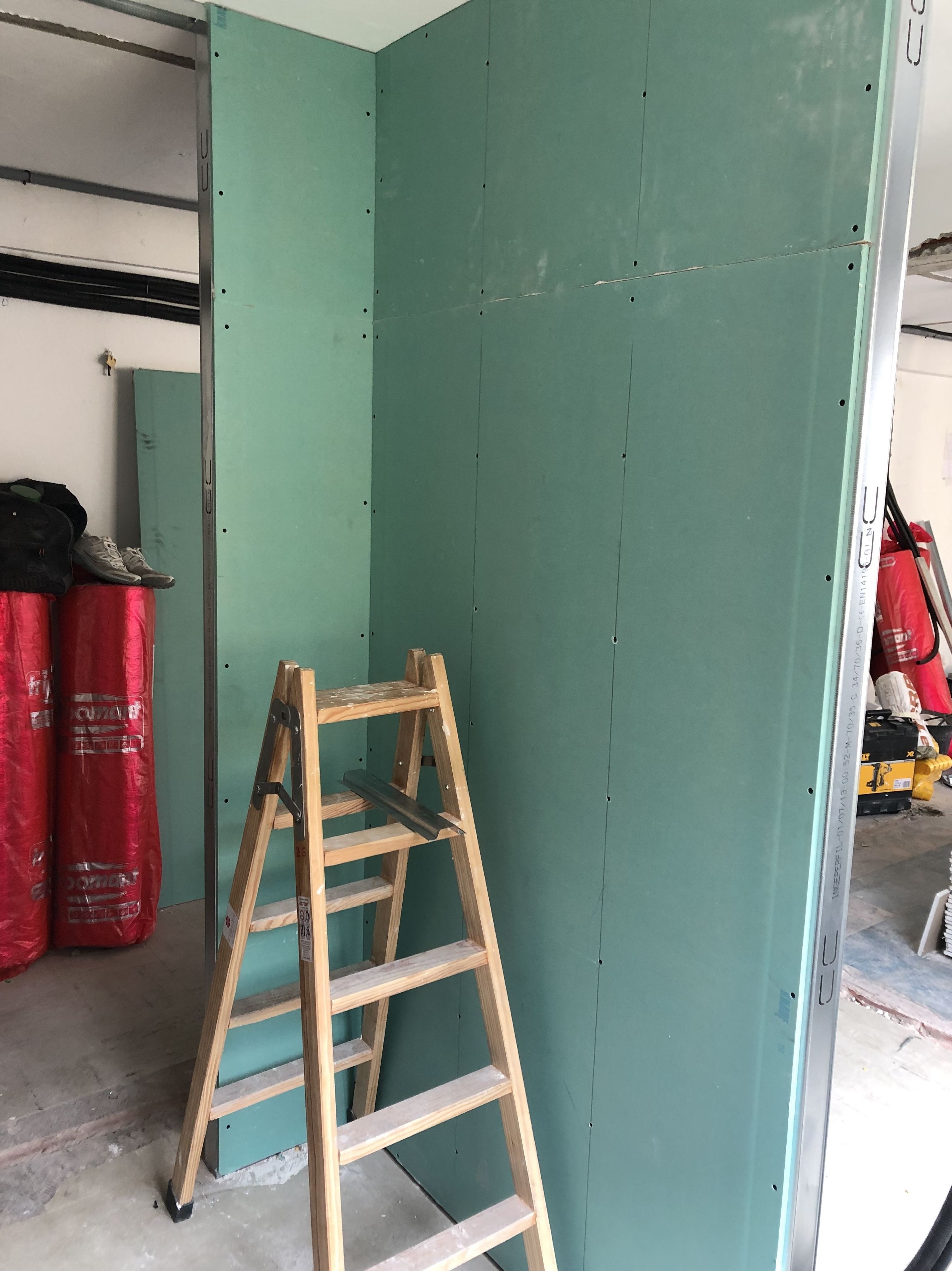 Tabique con una placa, estructura de 70mm modulada a 400mm con lana: Servicios de Bergen Modular Tabique con una placa, estructura de 70mm modulada a 400mm con lana: Servicios de Bergen Modular