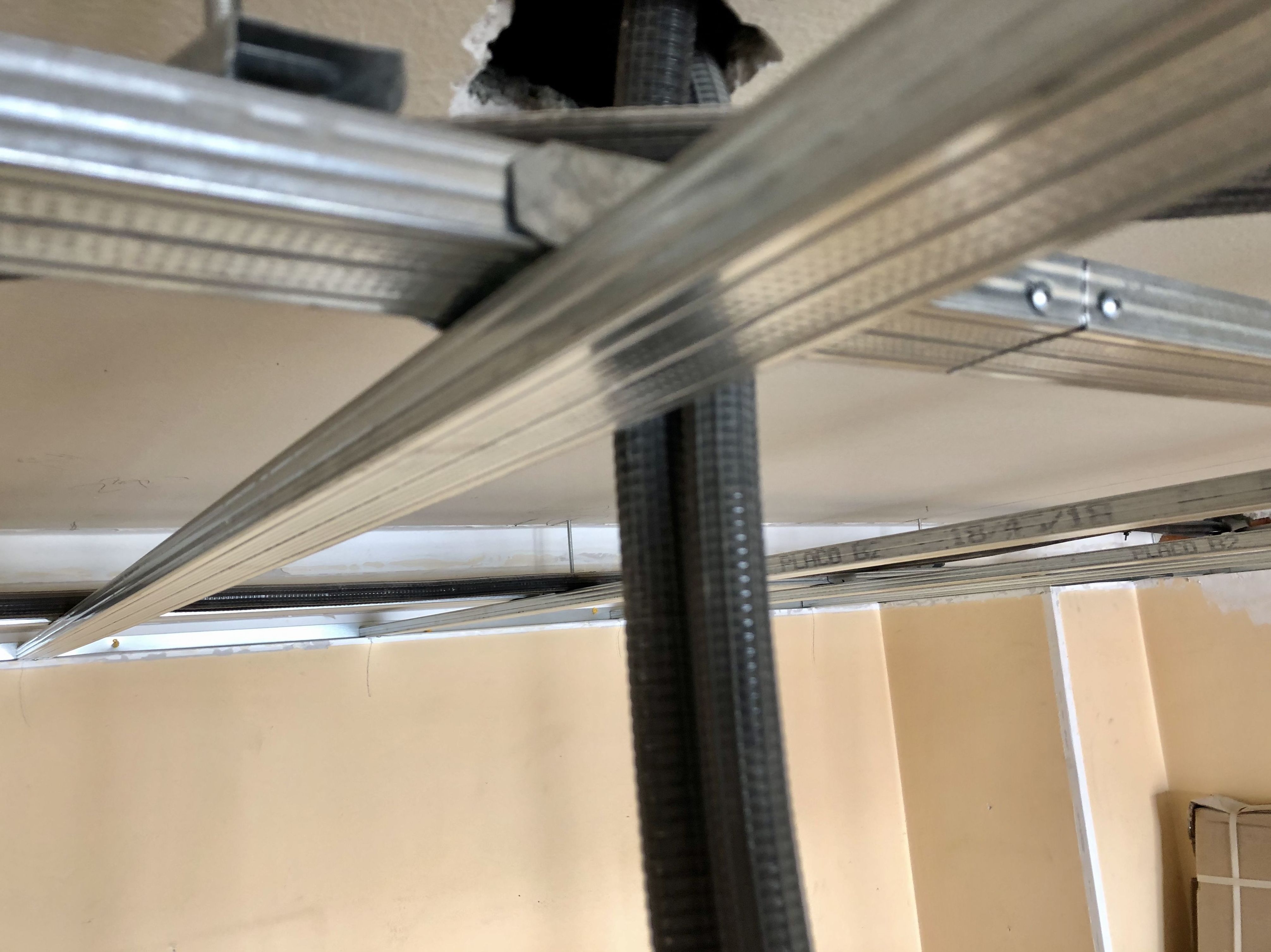 Falso techo con doble estructura: Servicios de Bergen Modular Falso techo con doble estructura: Servicios de Bergen Modular