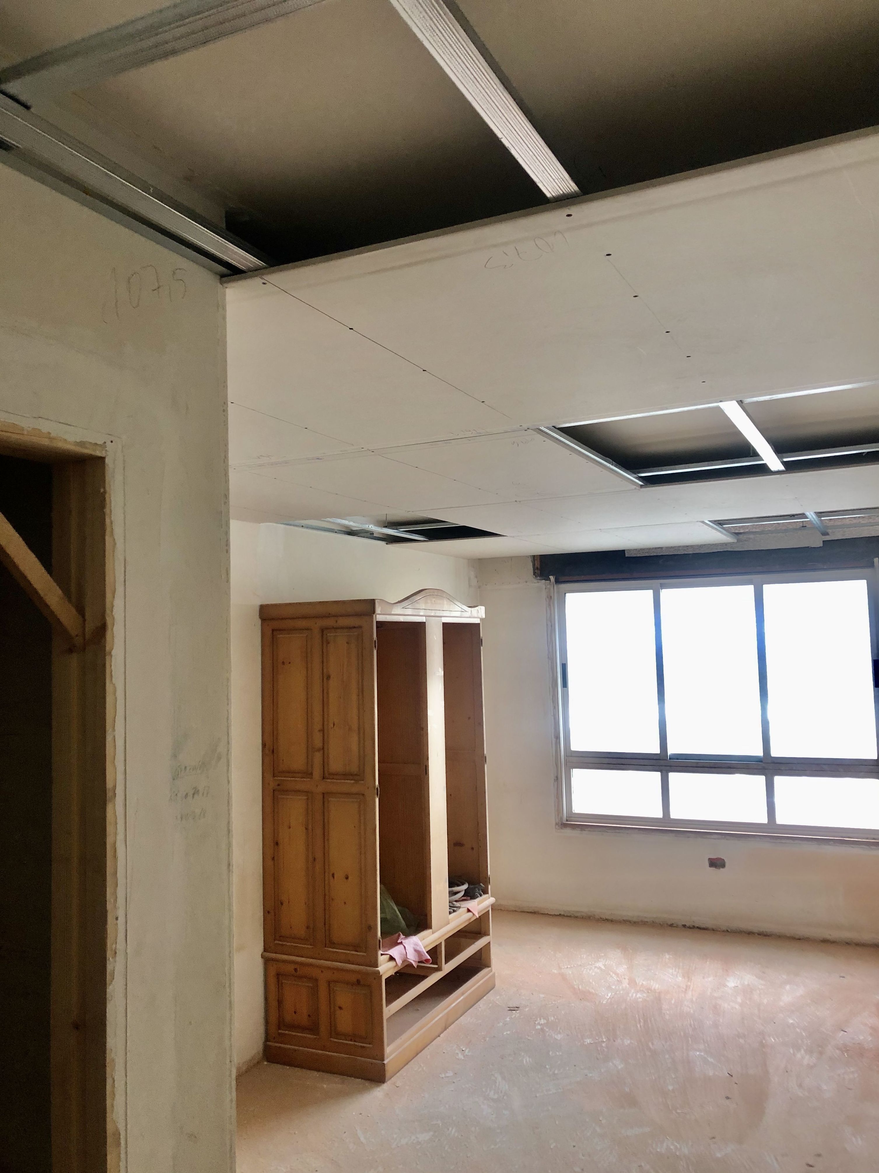 Falso techo con doble estructura: Servicios de Bergen Modular Falso techo con doble estructura: Servicios de Bergen Modular