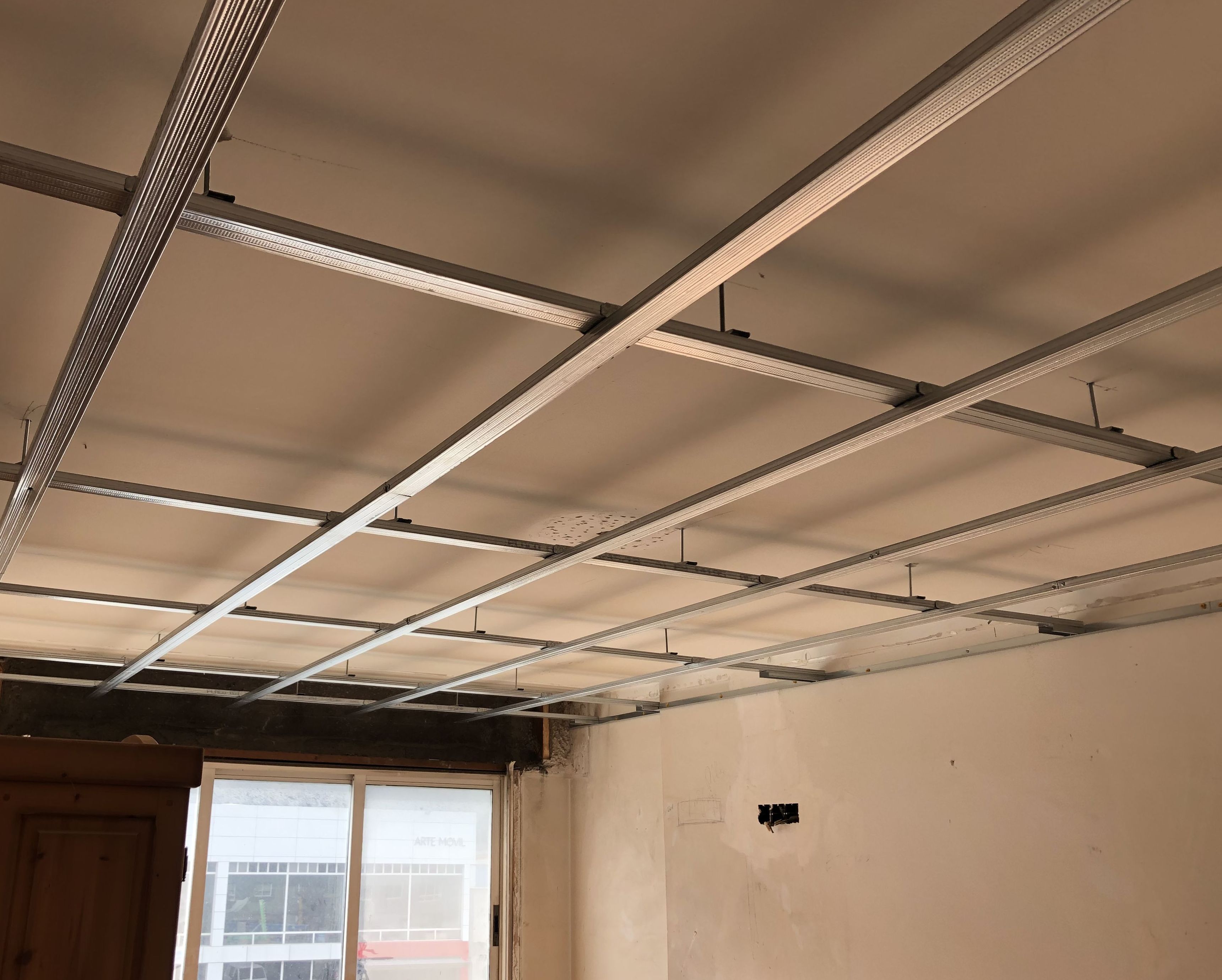 Falso techo con doble estructura: Servicios de Bergen Modular Falso techo con doble estructura: Servicios de Bergen Modular