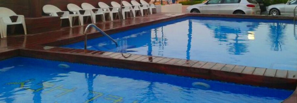 Piscina con tarima de madera Piscina con tarima de madera