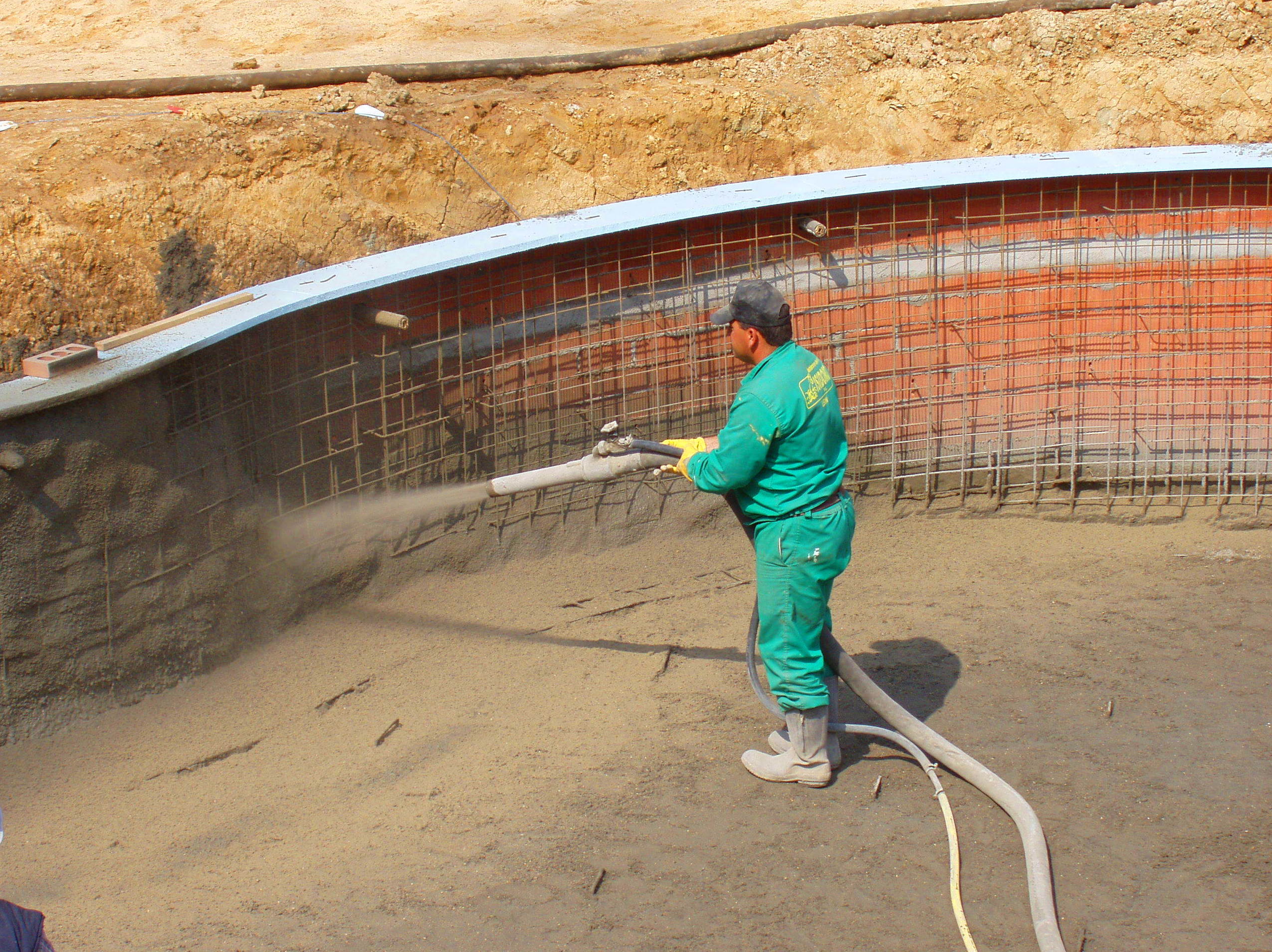 Operario proyectando hormigón Operario proyectando hormigón