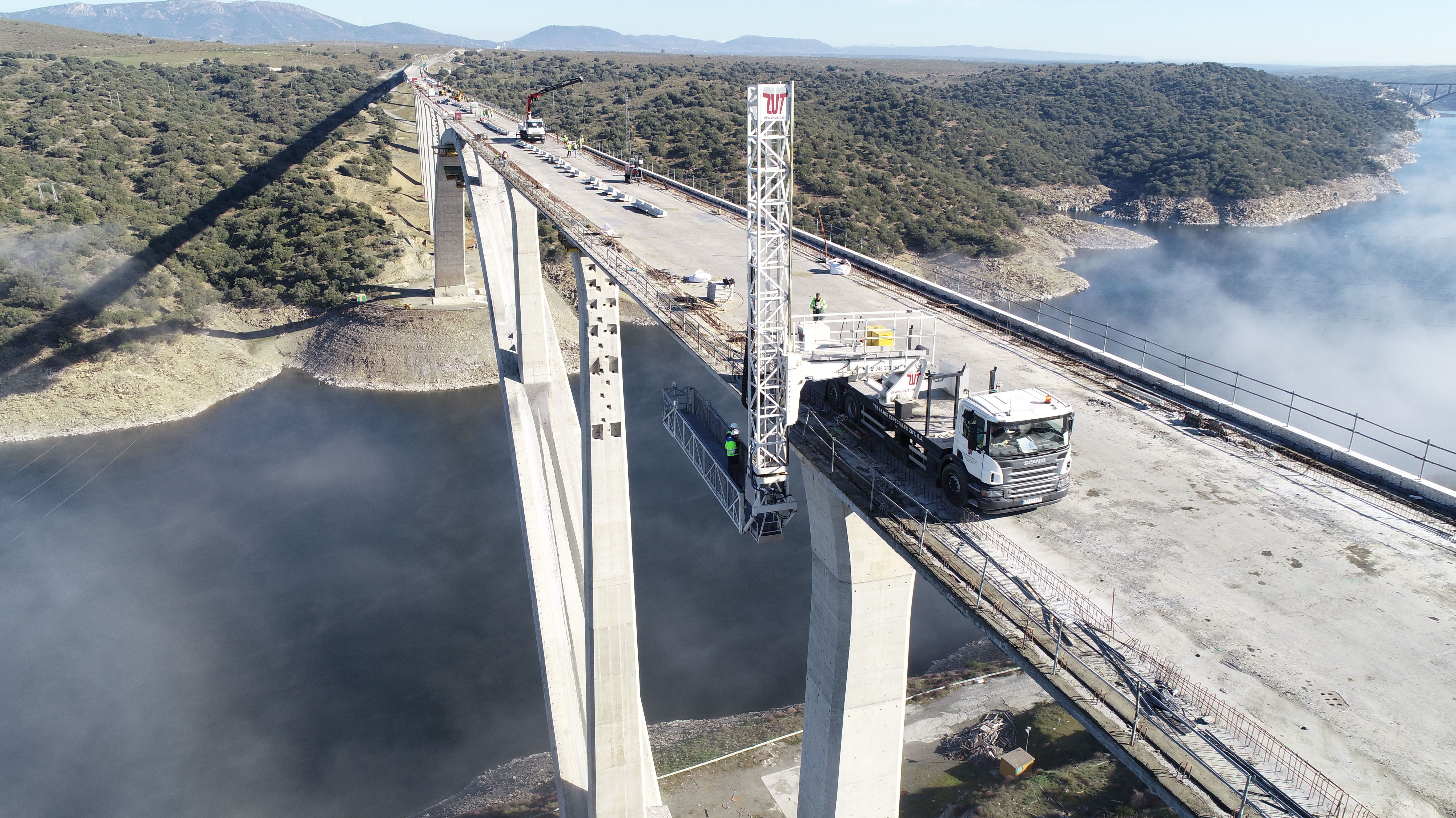 Rental of truck platform for inspection of bridges under board: Services de Trabajos Especiales ZUT