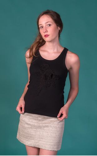 La Buena Juanita camiseta tirantes negra flores en Elche La Buena Juanita camiseta tirantes negra flores en Elche