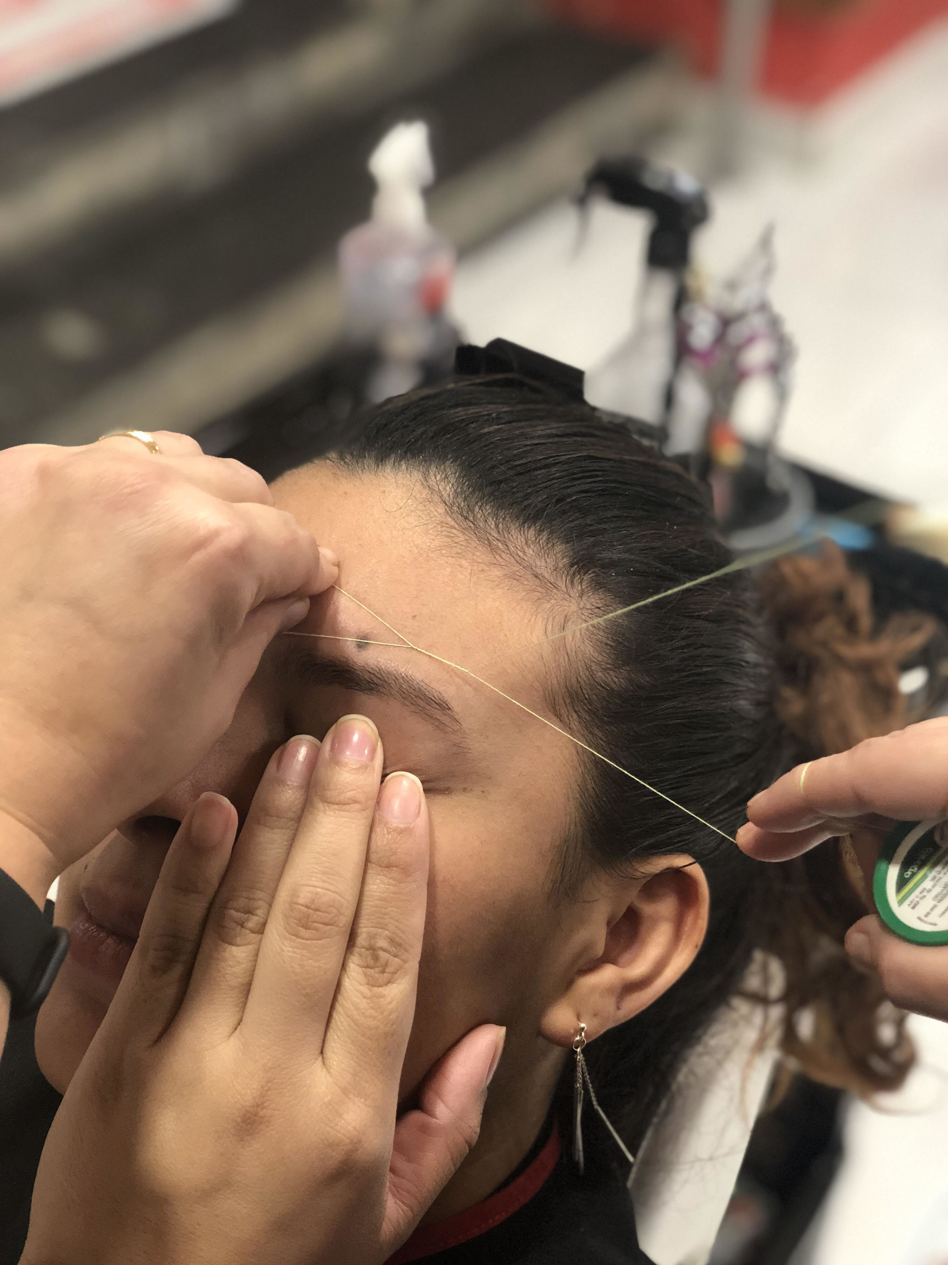 Depilacion facial con hilo: Servicios de Peluquería Marsun Depilacion facial con hilo: Servicios de Peluquería Marsun