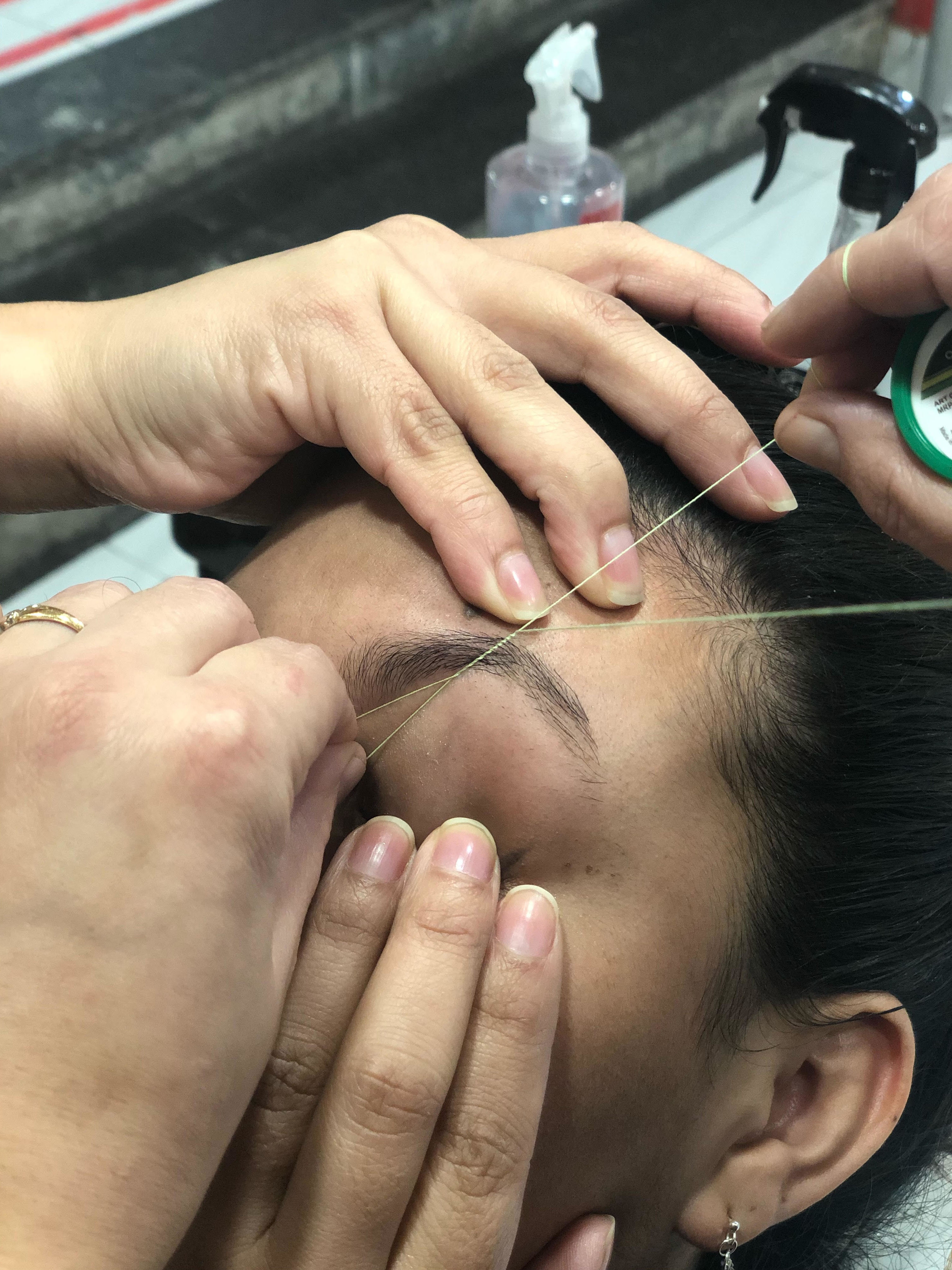 Depilacion facial con hilo: Servicios de Peluquería Marsun Depilacion facial con hilo: Servicios de Peluquería Marsun