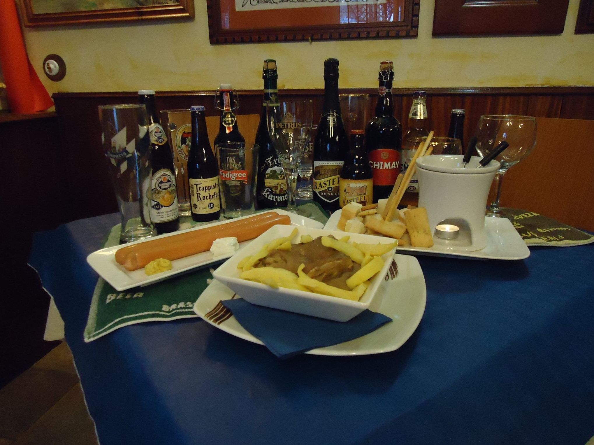 "Maridaje" entre cervezas belgas y alemanas con platos que las complementan "Maridaje" entre cervezas belgas y alemanas con platos que las complementan