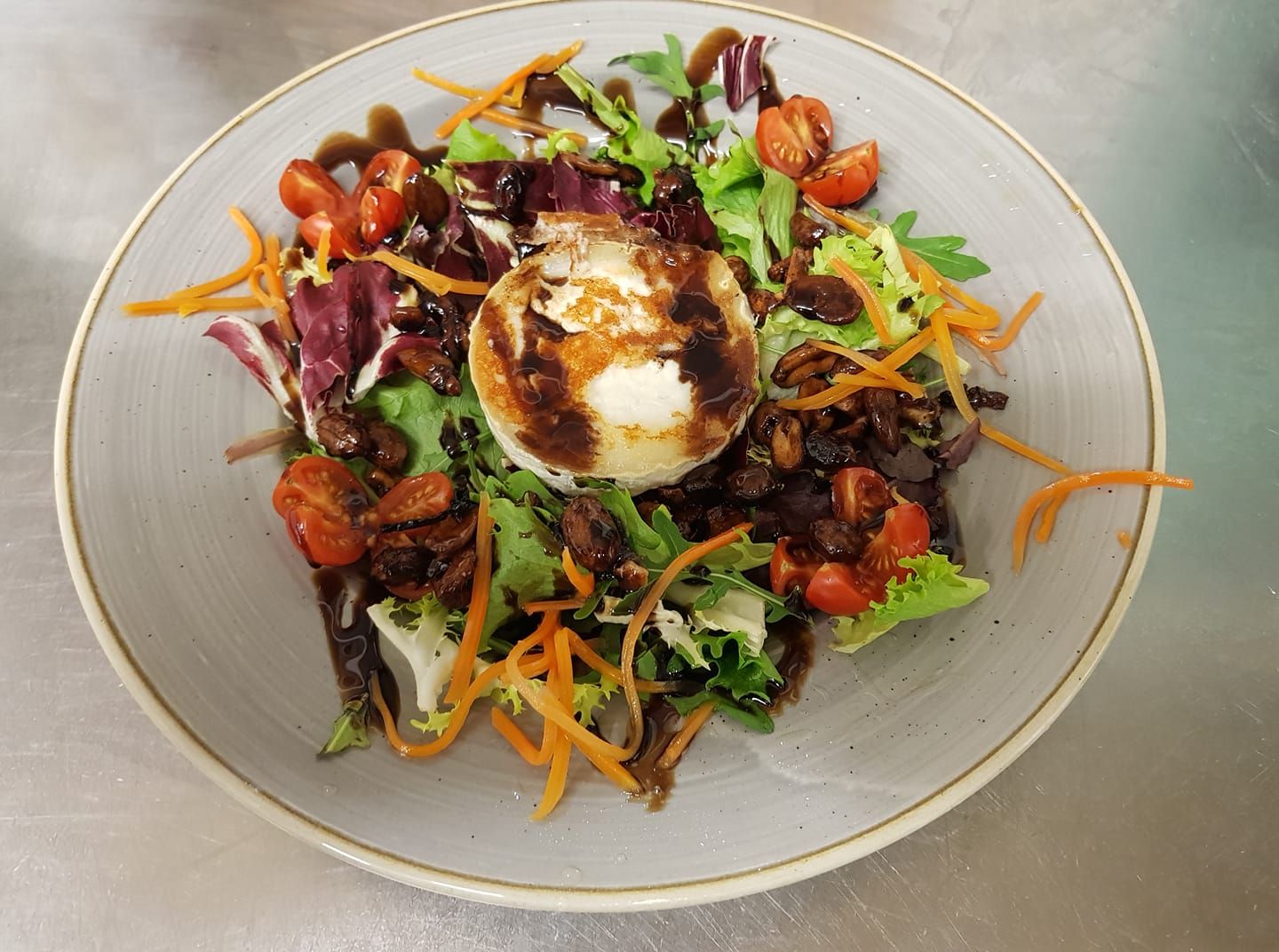 Ensalada de queso de rulo de cabra con frutos secos caramelizados Ensalada de queso de rulo de cabra con frutos secos caramelizados