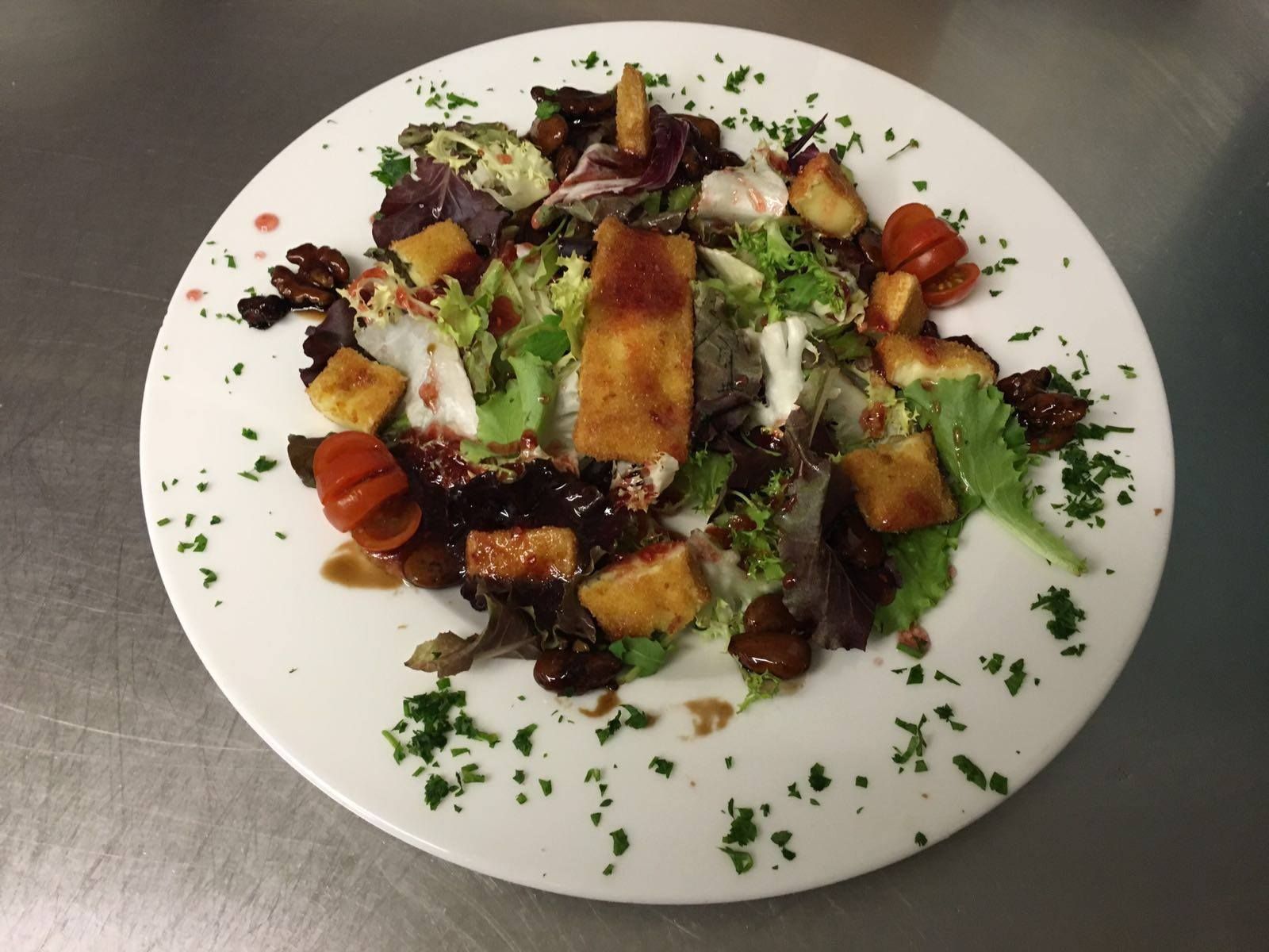 Ensalada de lechuga gourmet con crujientes de queso brie Ensalada de lechuga gourmet con crujientes de queso brie