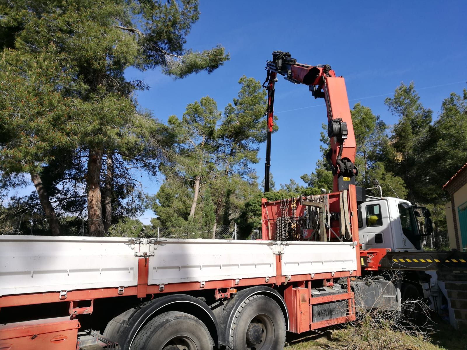 Trabajos con cesta: Servicios de Grúas Muncal Trabajos con cesta: Servicios de Grúas Muncal