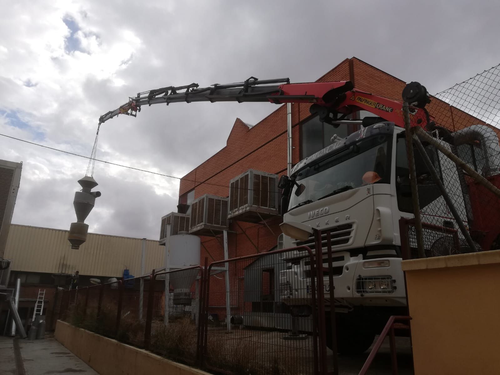 Carga y descarga: Servicios de Grúas Muncal Carga y descarga: Servicios de Grúas Muncal