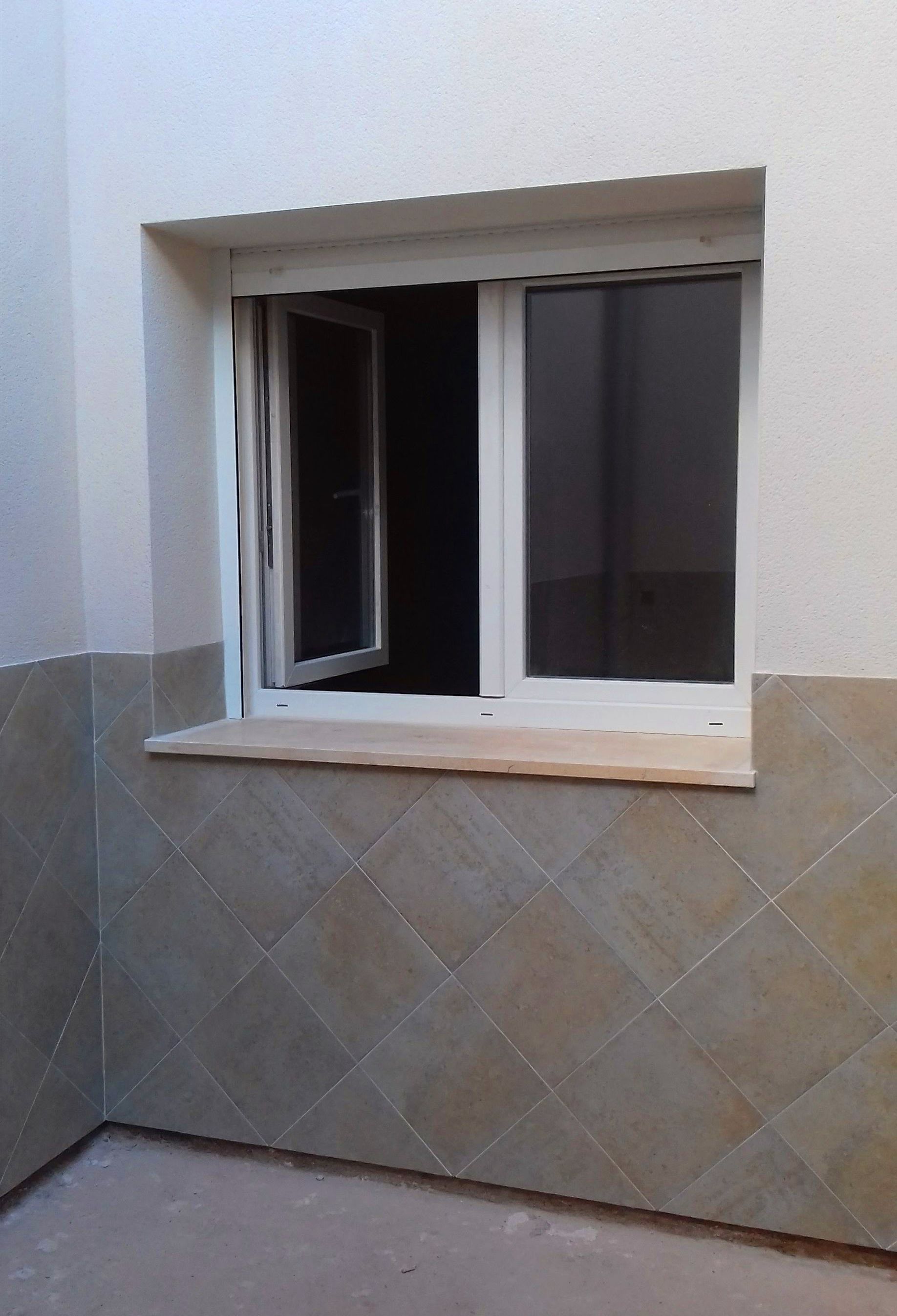 Colocacion de friso en patio exterior y ventana de Pvc sobre pared revestida con monocapa Colocacion de friso en patio exterior y ventana de Pvc sobre pared revestida con monocapa