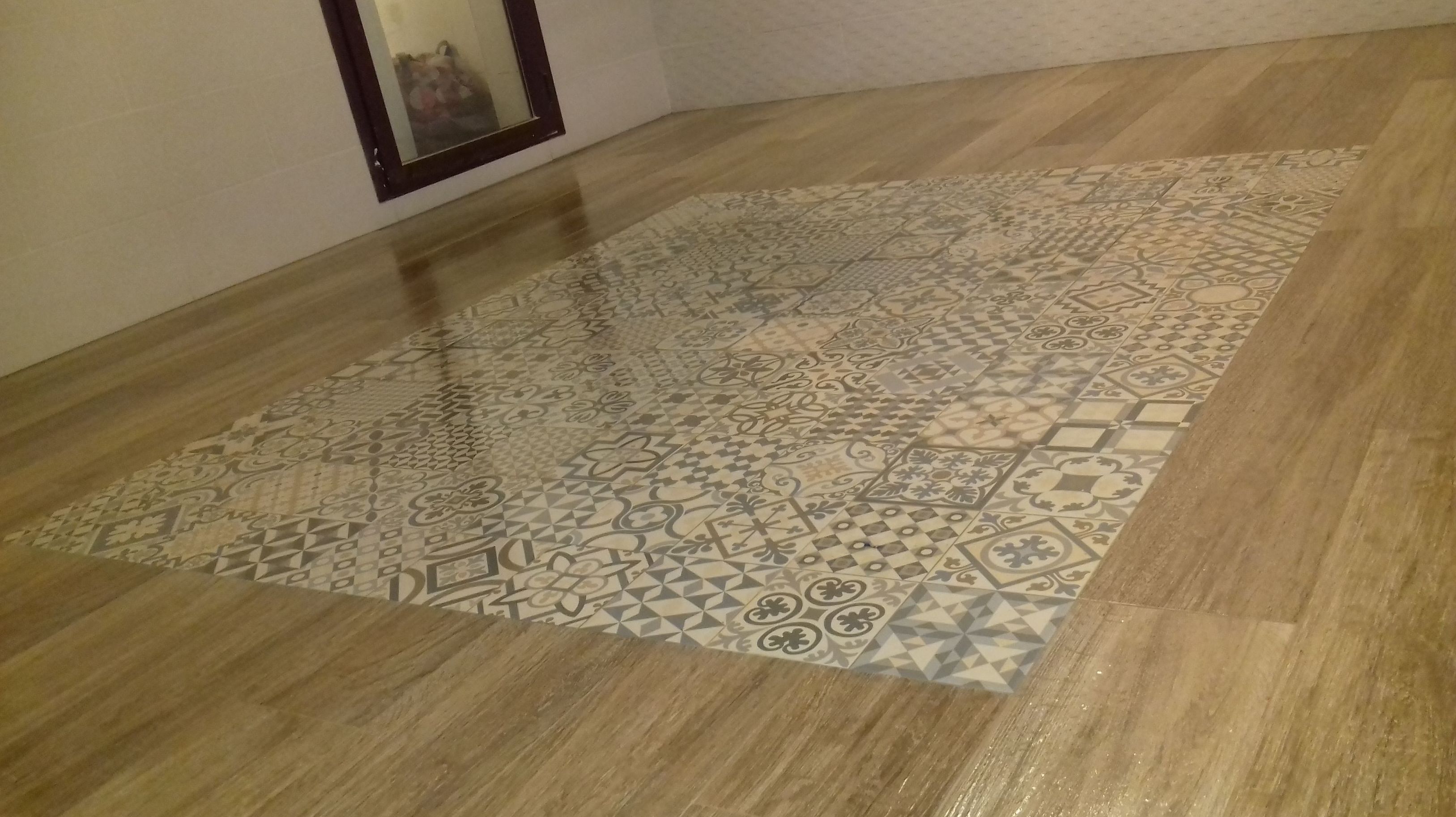 Solado con porcelanico imitación madera con alfombra de hidraulico Solado con porcelanico imitación madera con alfombra de hidraulico