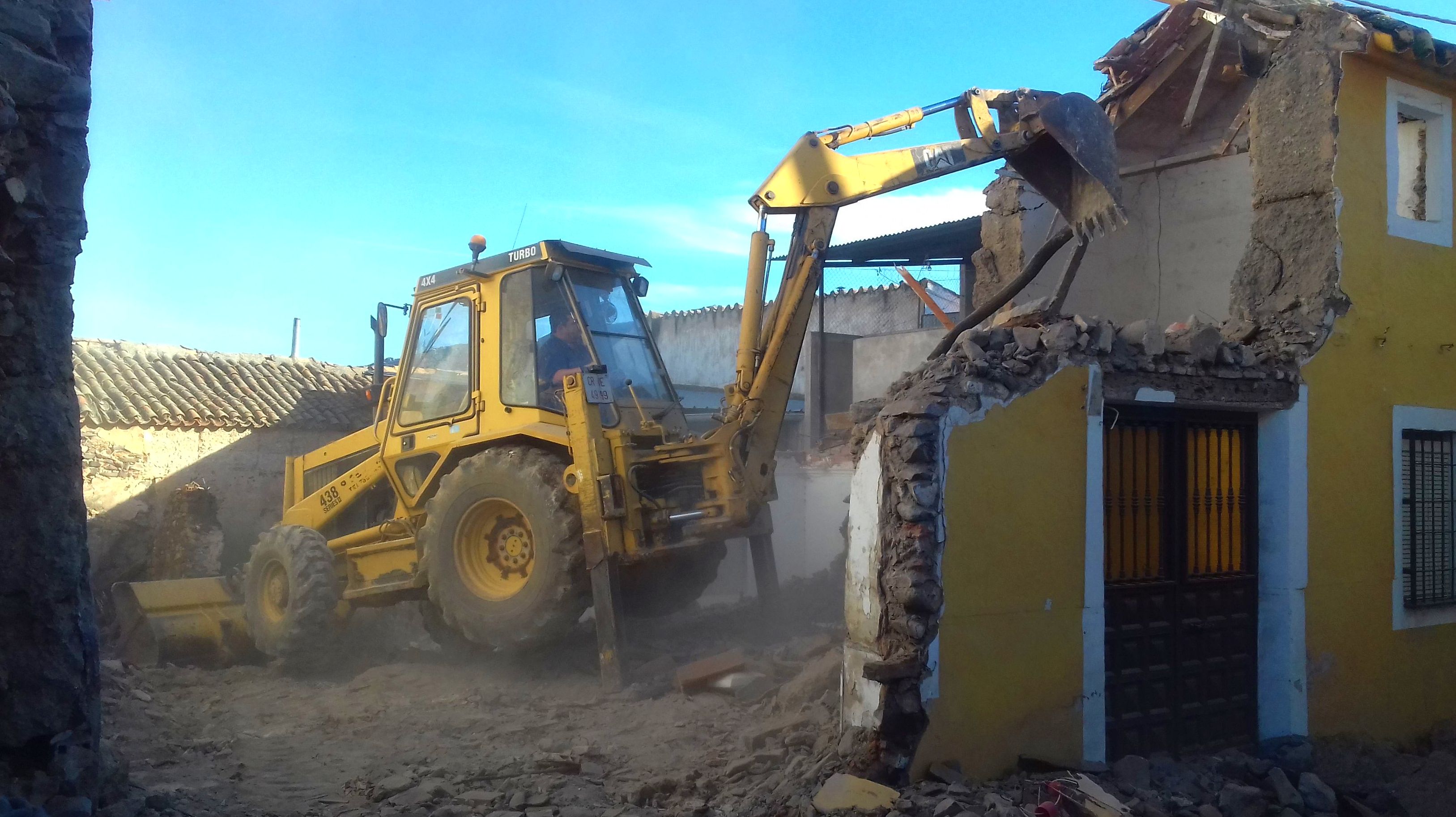 Derribos y Demolición con maquina retro-excavadora mixta Derribos y Demolición con maquina retro-excavadora mixta