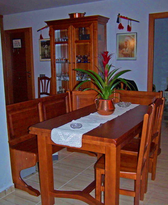 MESA COMEDOR CON BANCO, SILLA Y VITRINA MESA COMEDOR CON BANCO, SILLA Y VITRINA