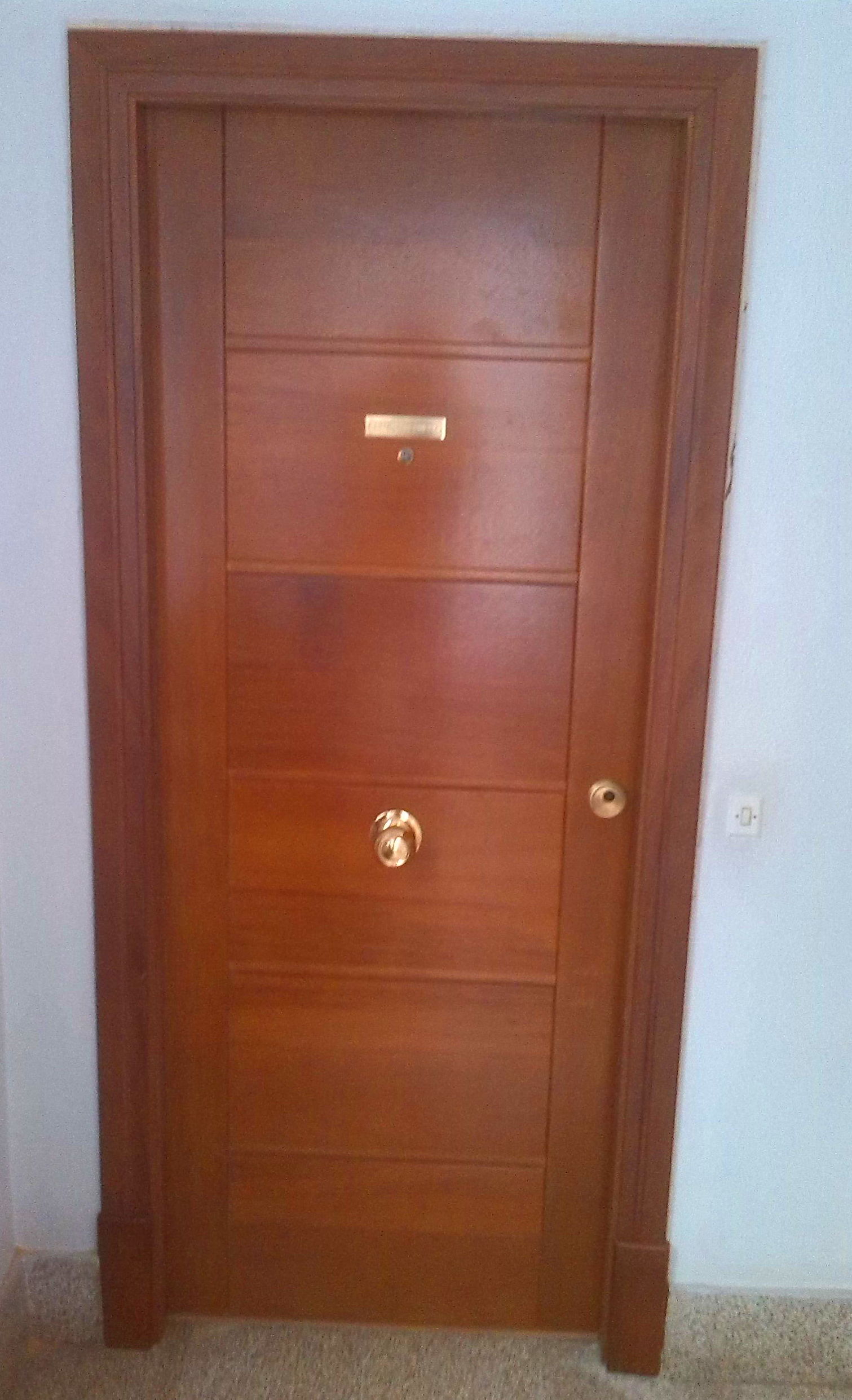 PUERTA ENTRADA MACIZA DE IROKO BARNIZADA Y TAPAJUNTAS PUERTA ENTRADA MACIZA DE IROKO BARNIZADA Y TAPAJUNTAS