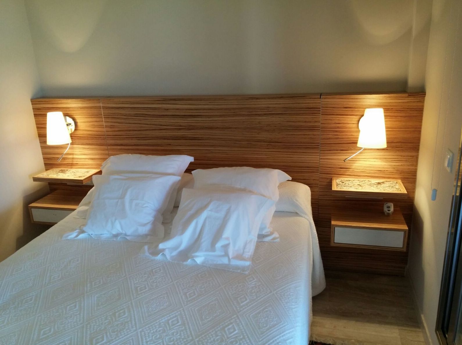 Cabeceros de cama: CATÁLOGO de CARPINTERÍA Y EBANISTERÍA ARCAMADE Cabeceros de cama: CATÁLOGO de CARPINTERÍA Y EBANISTERÍA ARCAMADE