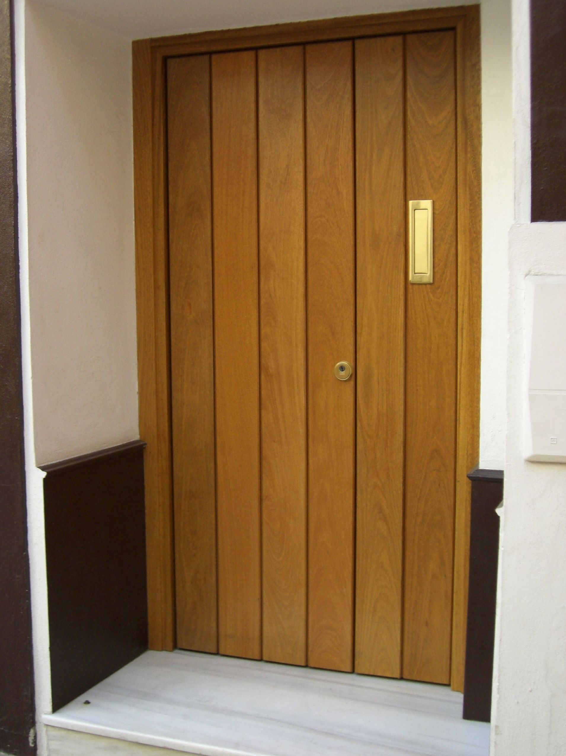 Puertas exteriores: CATÁLOGO de CARPINTERÍA Y EBANISTERÍA ARCAMADE Puertas exteriores: CATÁLOGO de CARPINTERÍA Y EBANISTERÍA ARCAMADE