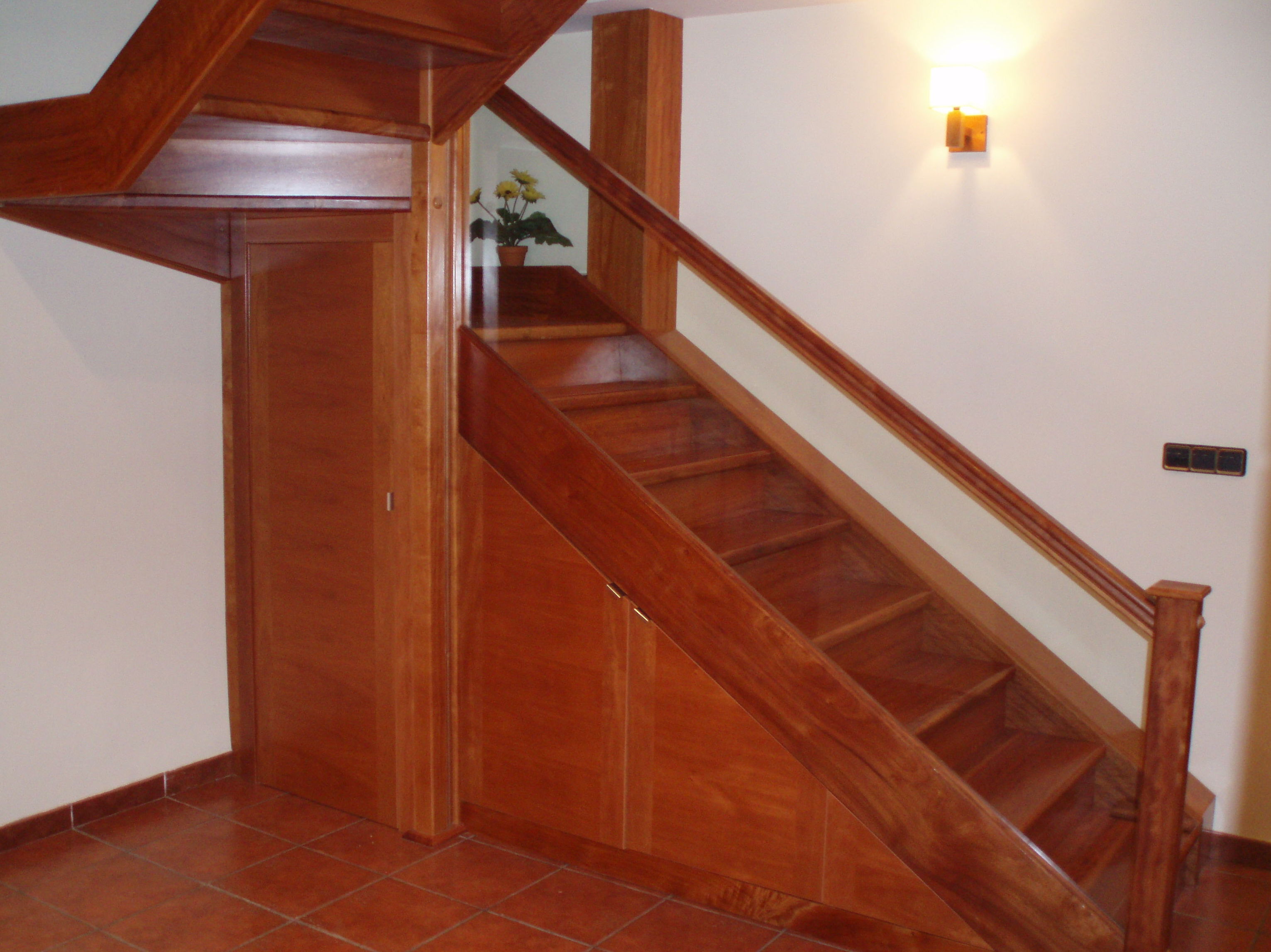 Bajos de escalera: CATÁLOGO de CARPINTERÍA Y EBANISTERÍA ARCAMADE Bajos de escalera: CATÁLOGO de CARPINTERÍA Y EBANISTERÍA ARCAMADE