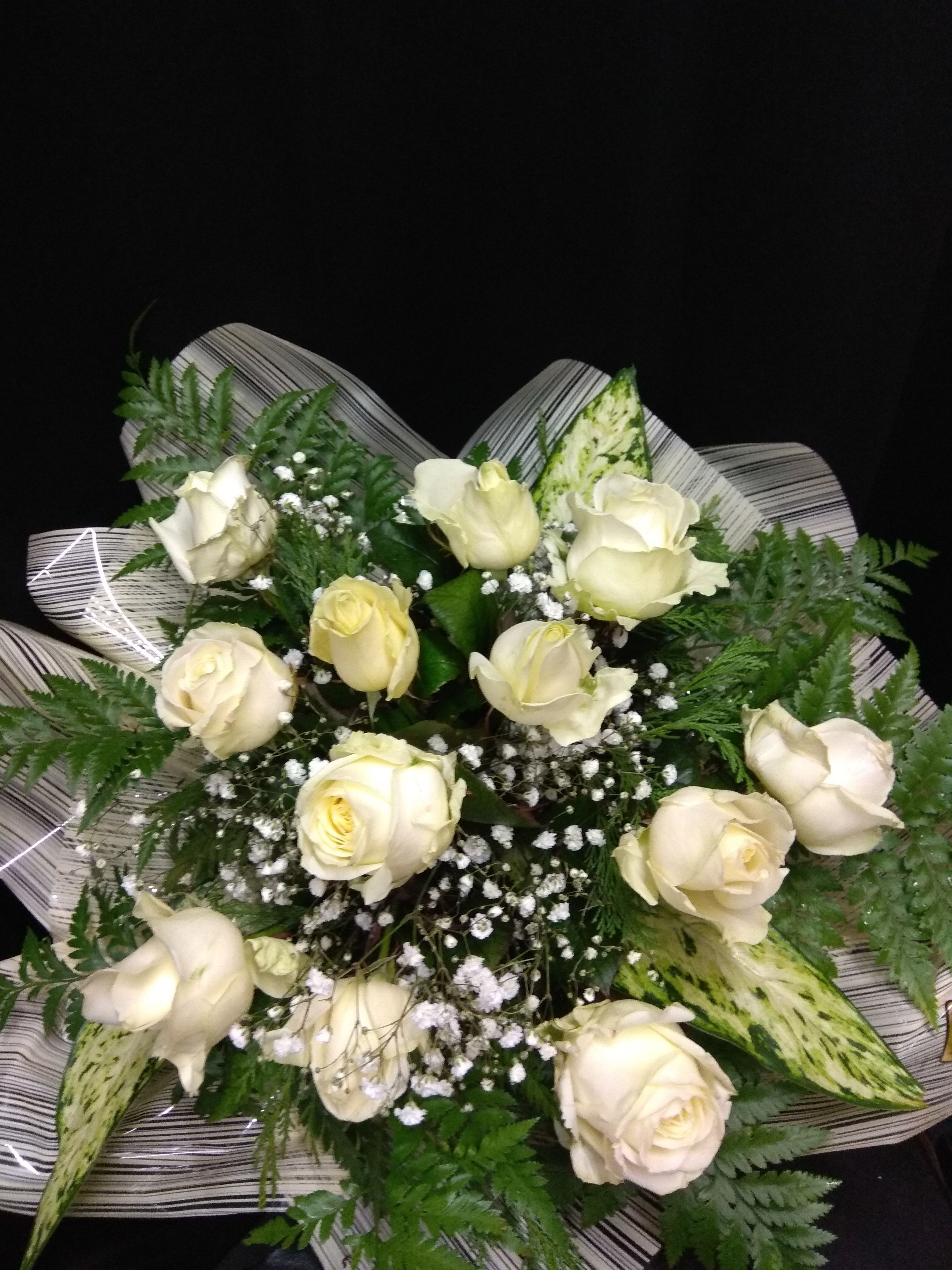 Maravilloso ramo de 12 rosas blancas. Maravilloso ramo de 12 rosas blancas.