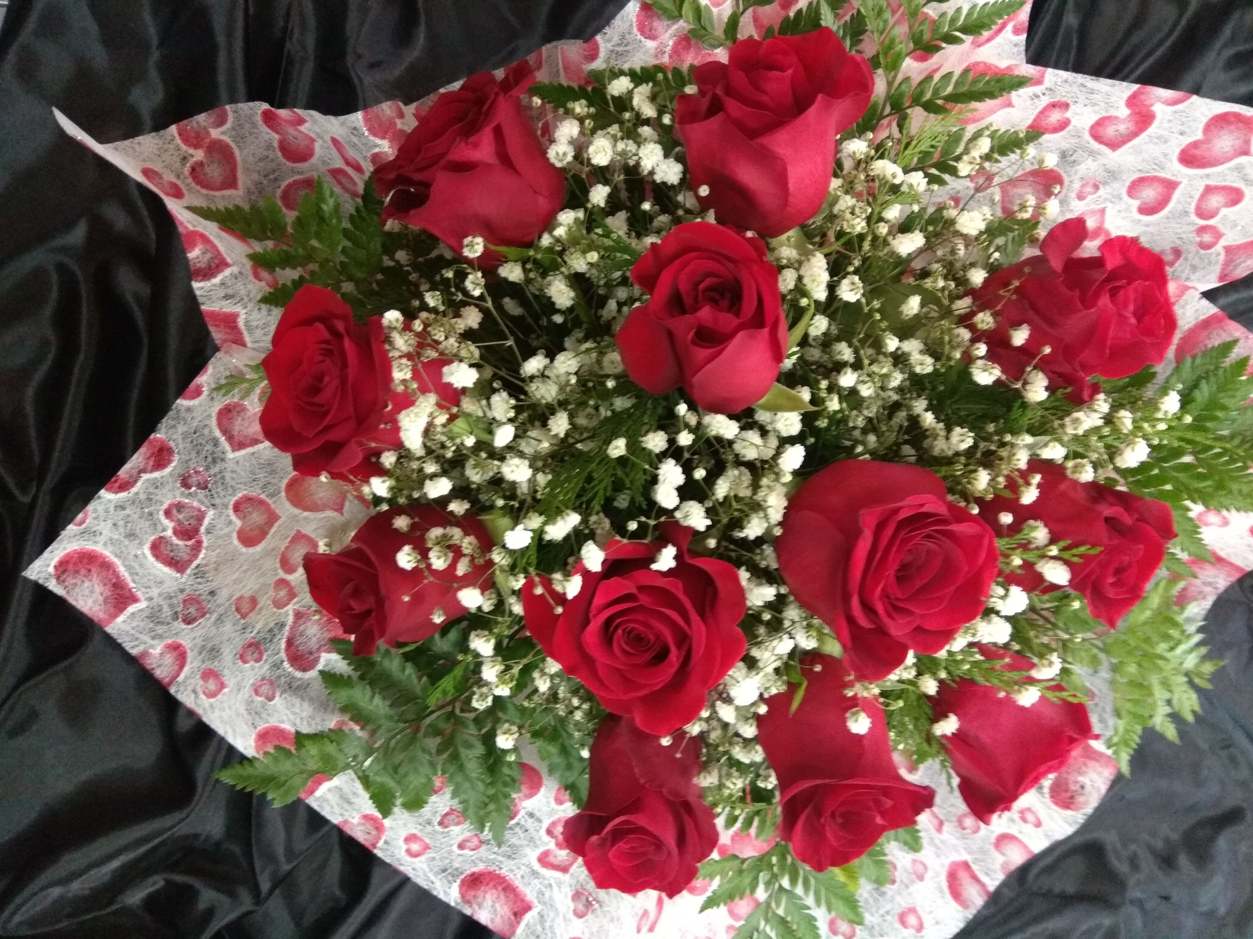 Maravilloso ramo de 12 rosas rojas Maravilloso ramo de 12 rosas rojas