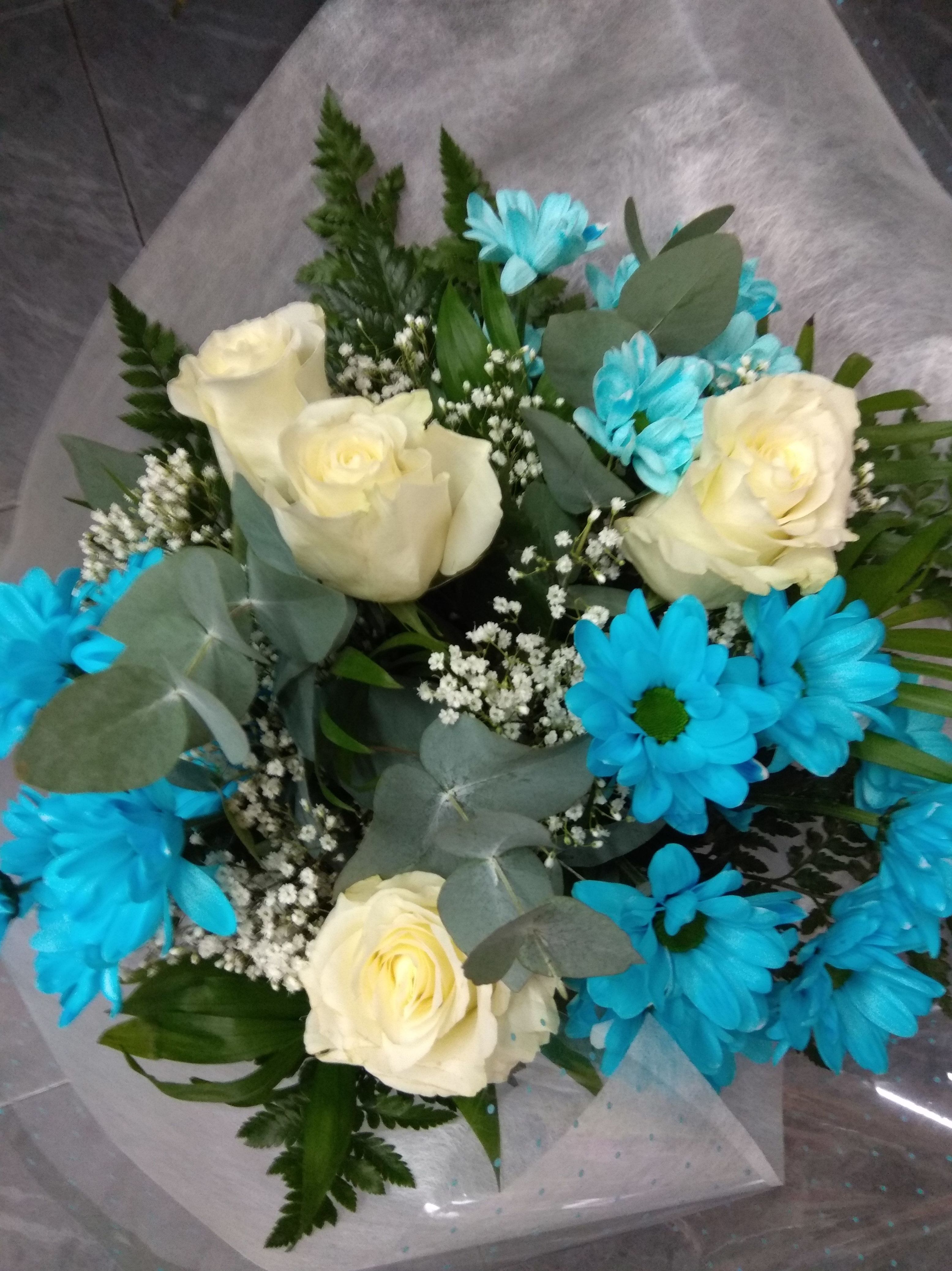 Ramo regalo de rosas y margaritas azules Ramo regalo de rosas y margaritas azules