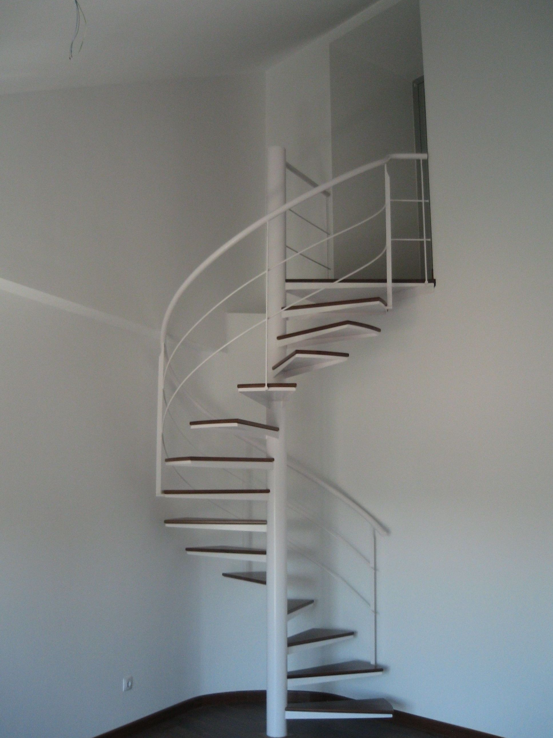 Escalera de caracol : metálica con los peldaños revestidos en madera de Iroko. Escalera de caracol : metálica con los peldaños revestidos en madera de Iroko.