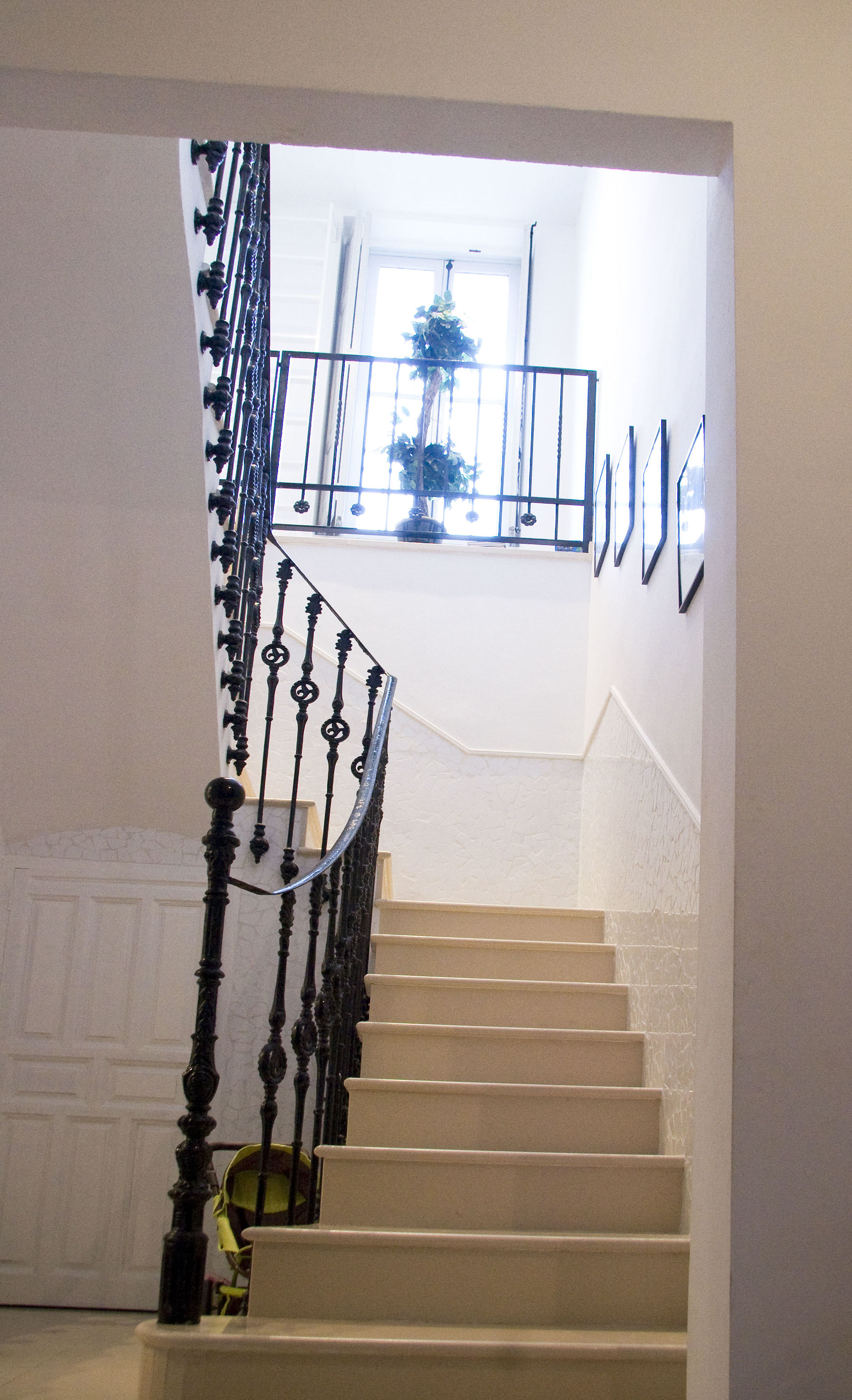 Escalera con revestimiento de mármol; la barandilla recuperada de la edificación original. Escalera con revestimiento de mármol; la barandilla recuperada de la edificación original.