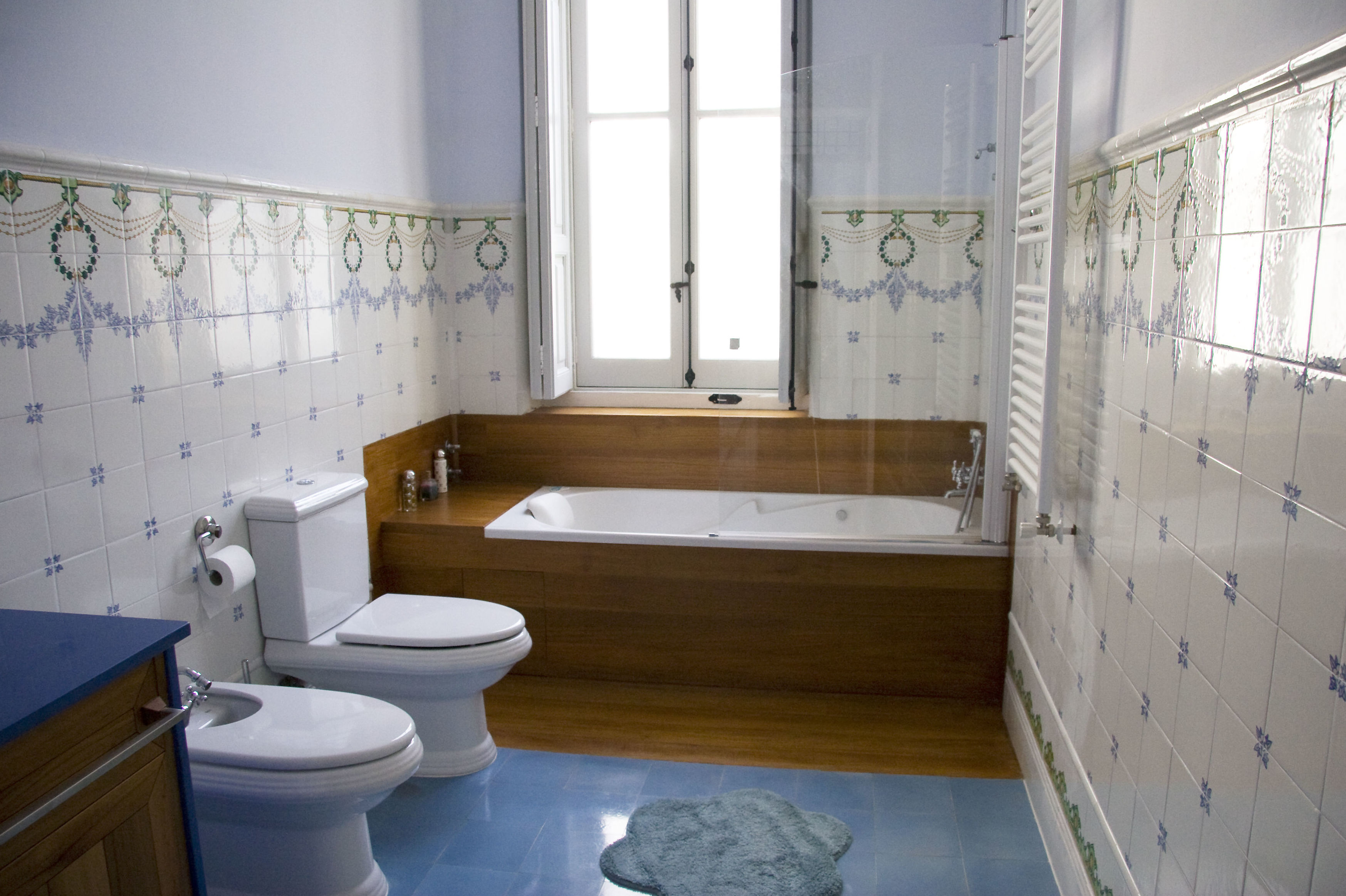 En este baño se combina el alicatado pintado a mano, pavimento hidráulico y madera de Teka. En este baño se combina el alicatado pintado a mano, pavimento hidráulico y madera de Teka.