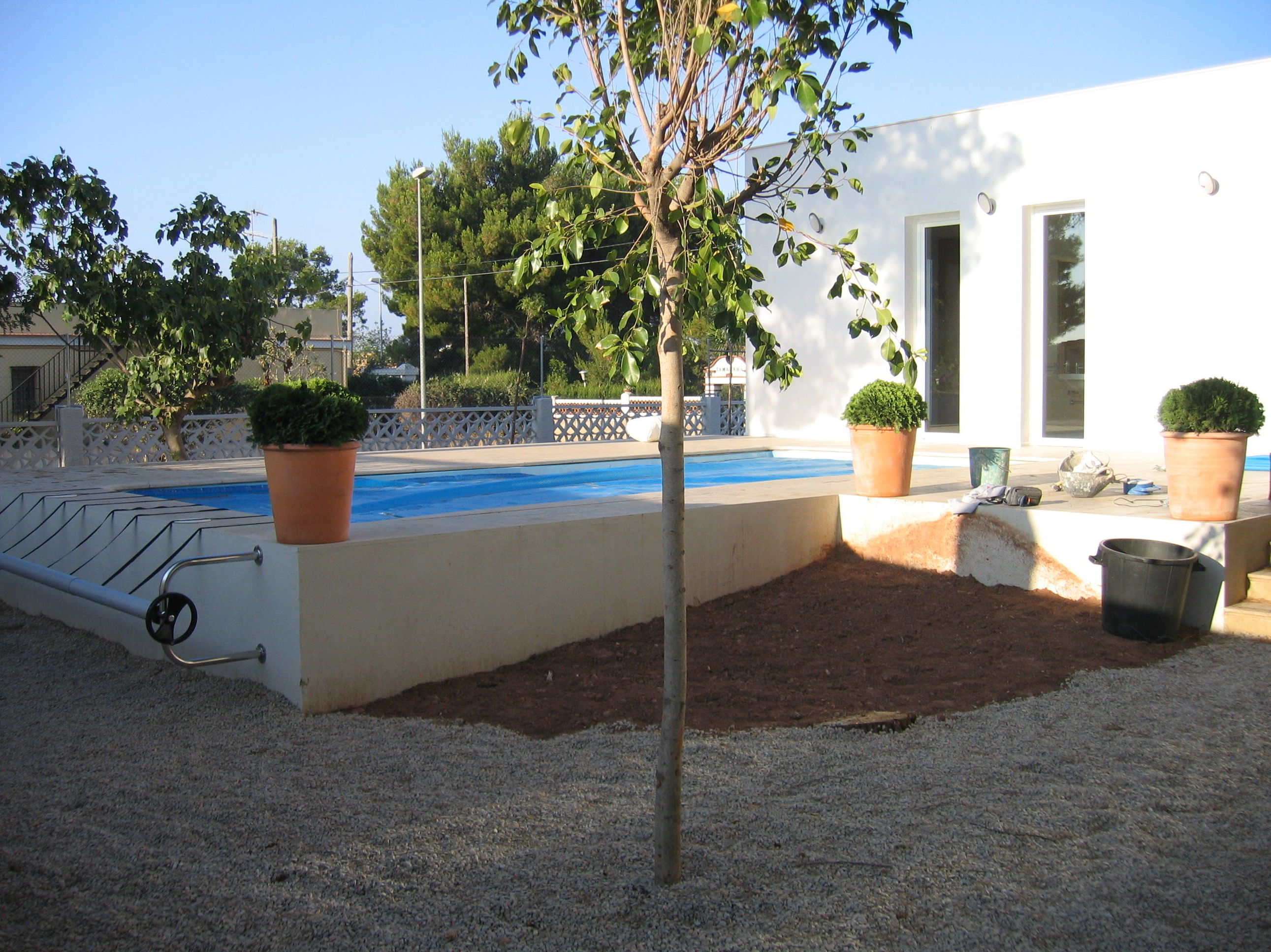 Piscina con cobertura de manta térmica, para poder disfrutar de la misma todo el año. El revestimiento interior es de gresite y el borde de piedra natural. Piscina con cobertura de manta térmica, para poder disfrutar de la misma todo el año. El revestimiento interior es de gresite y el borde de piedra natural.