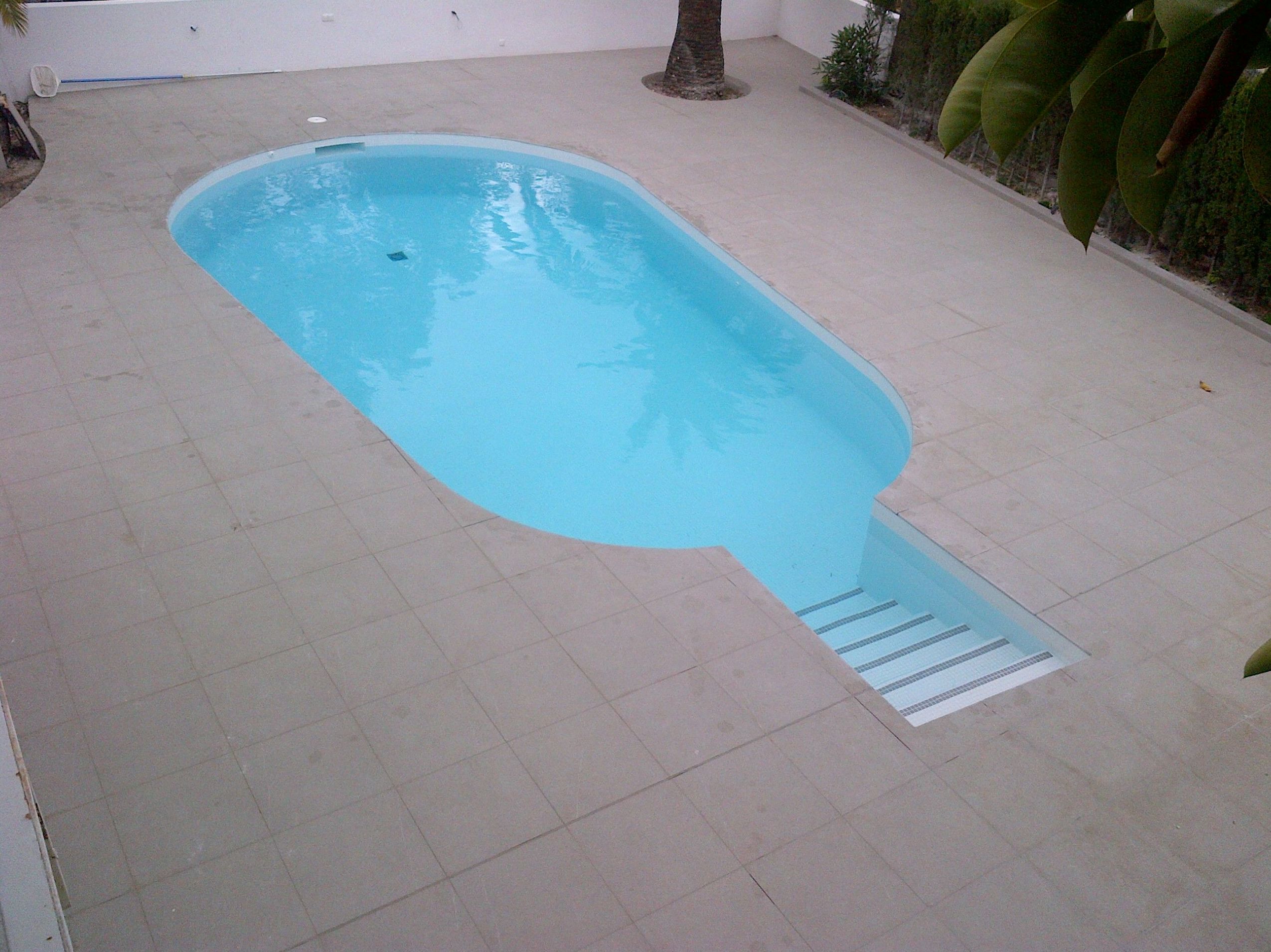 El revestimiento interior es con gresite y el pavimento exterior, gres antideslizante, llega hasta el mismo borde de la piscina y sirve de remate de la misma. El revestimiento interior es con gresite y el pavimento exterior, gres antideslizante, llega hasta el mismo borde de la piscina y sirve de remate de la misma.