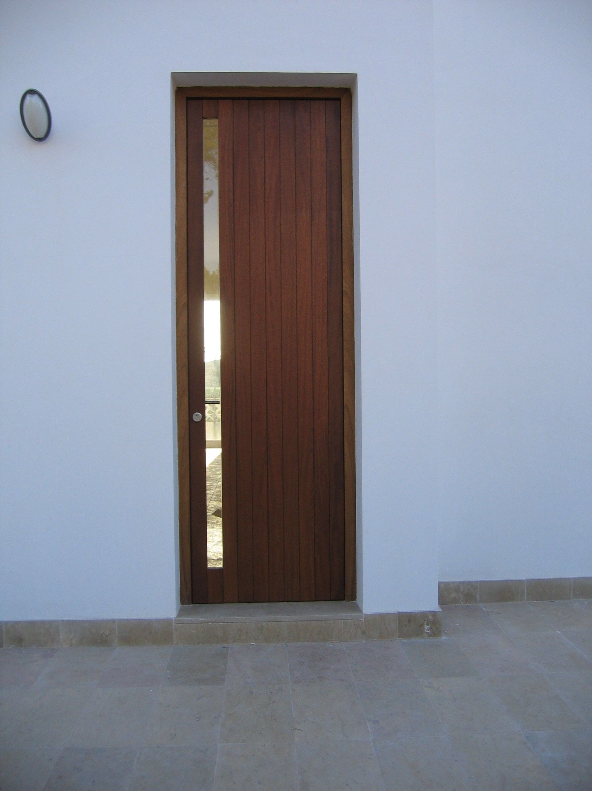 Puerta en madera de Iroko, de medidas especiales. Puerta en madera de Iroko, de medidas especiales.