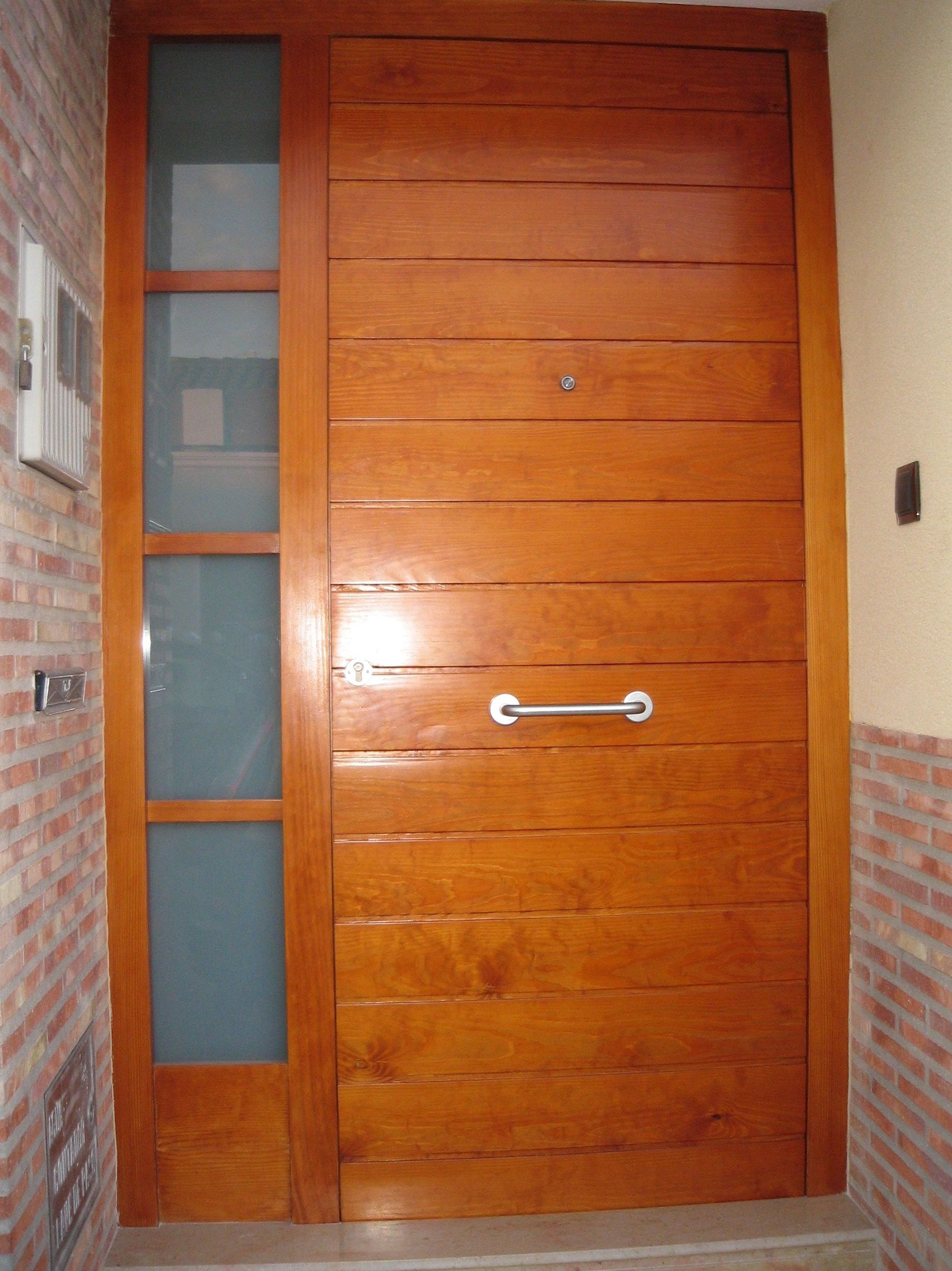 Puerta de madera de pino Melis, tratada con barniz marino, a contra malla, ranurada. Puerta de madera de pino Melis, tratada con barniz marino, a contra malla, ranurada.